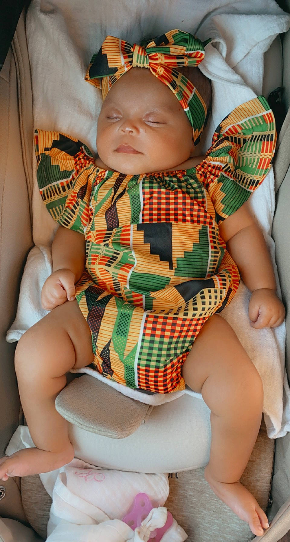 Kaïa-cruz participe au concours pour gagner de l'argent avec cette photo : abdomen, baby, baby_toddler_clothing, comfort, eye, green, hairstyle, headwear, human_body, human_leg, knee, lap, leg, mouth, neck, person, plaid, skin, tartan, thigh