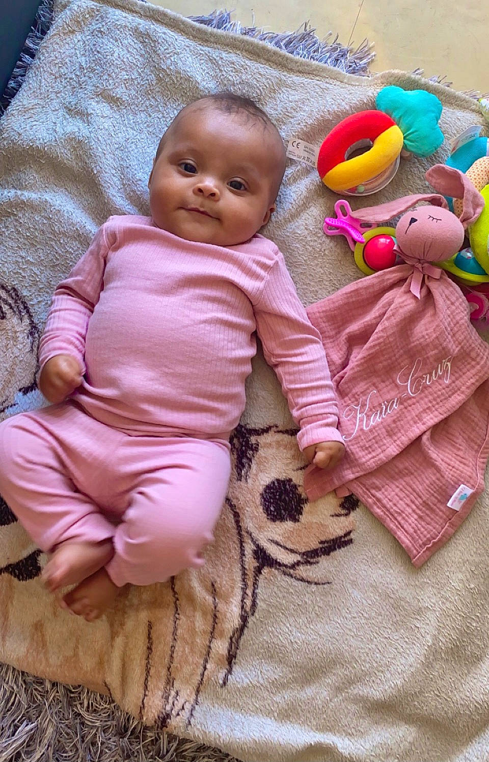 Kaïa-cruz participe au concours pour gagner de l'argent avec cette photo : baby, baby_products, baby_toddler_clothing, cheek, child, comfort, doll, happy, headgear, linens, person, pink, plush, skin, sleeve, smile, stuffed_toy, textile, toddler, toy