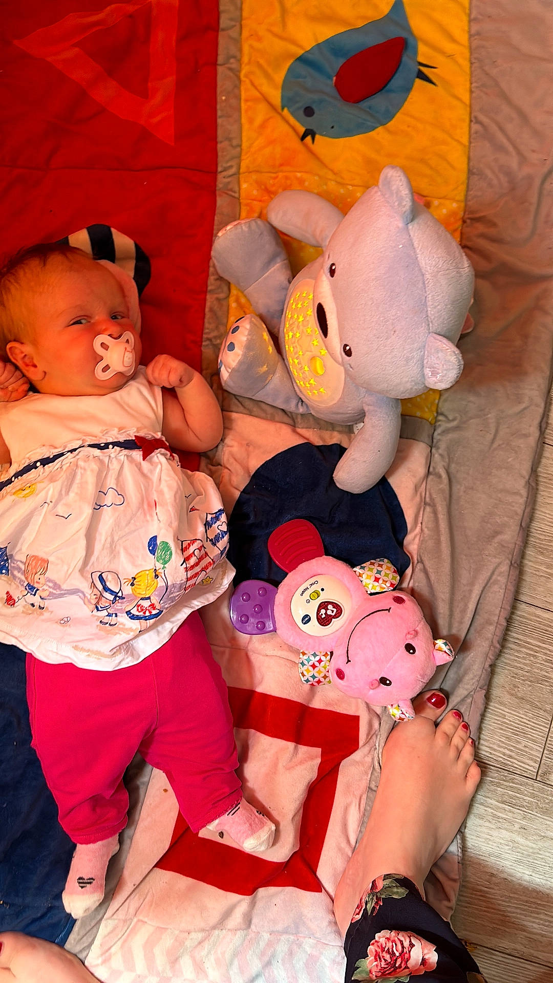 ève-Anne participe au concours pour gagner de l'argent avec cette photo : baby, blanket, bodypart, clothing, couch, cushion, face, finger, footwear, furniture, hand, head, homedecor, person, photography, portrait, sandal, teddybear, toe, toy