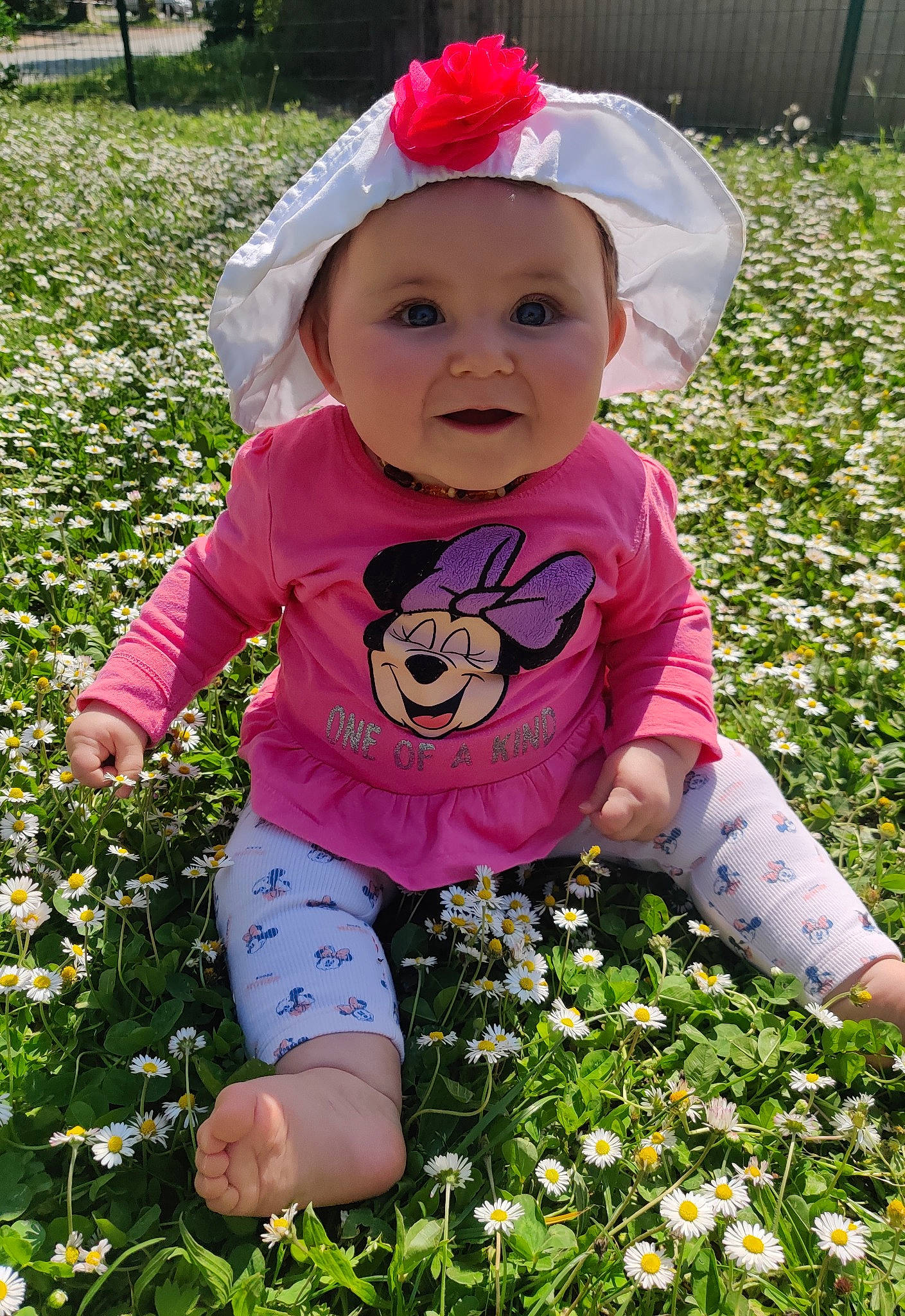 Alessia participe au concours pour gagner de l'argent avec cette photo : baby, baby_toddler_clothing, botany, facial_expression, flower, grass, green, groundcover, happy, headgear, headwear, leaf, people_in_nature, person, pink, plant, sleeve, smile, summer, sun_hat