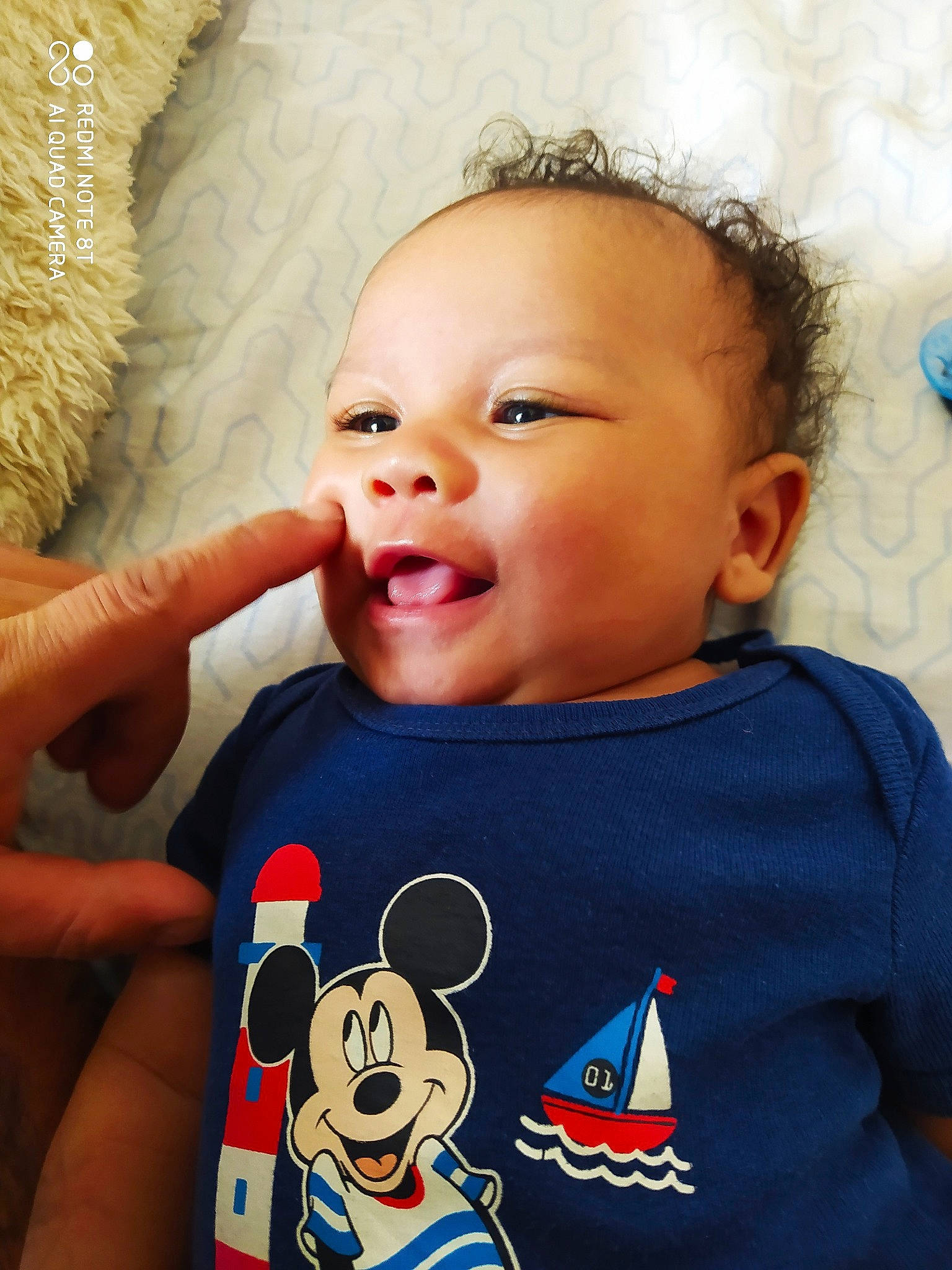 Mayron participe au concours pour gagner de l'argent avec cette photo : baby_toddler_clothing, blue, cheek, chin, eye, face, facial_expression, hair, hairstyle, head, human, lip, mouth, neck, nose, organ, person, product, skin, smile