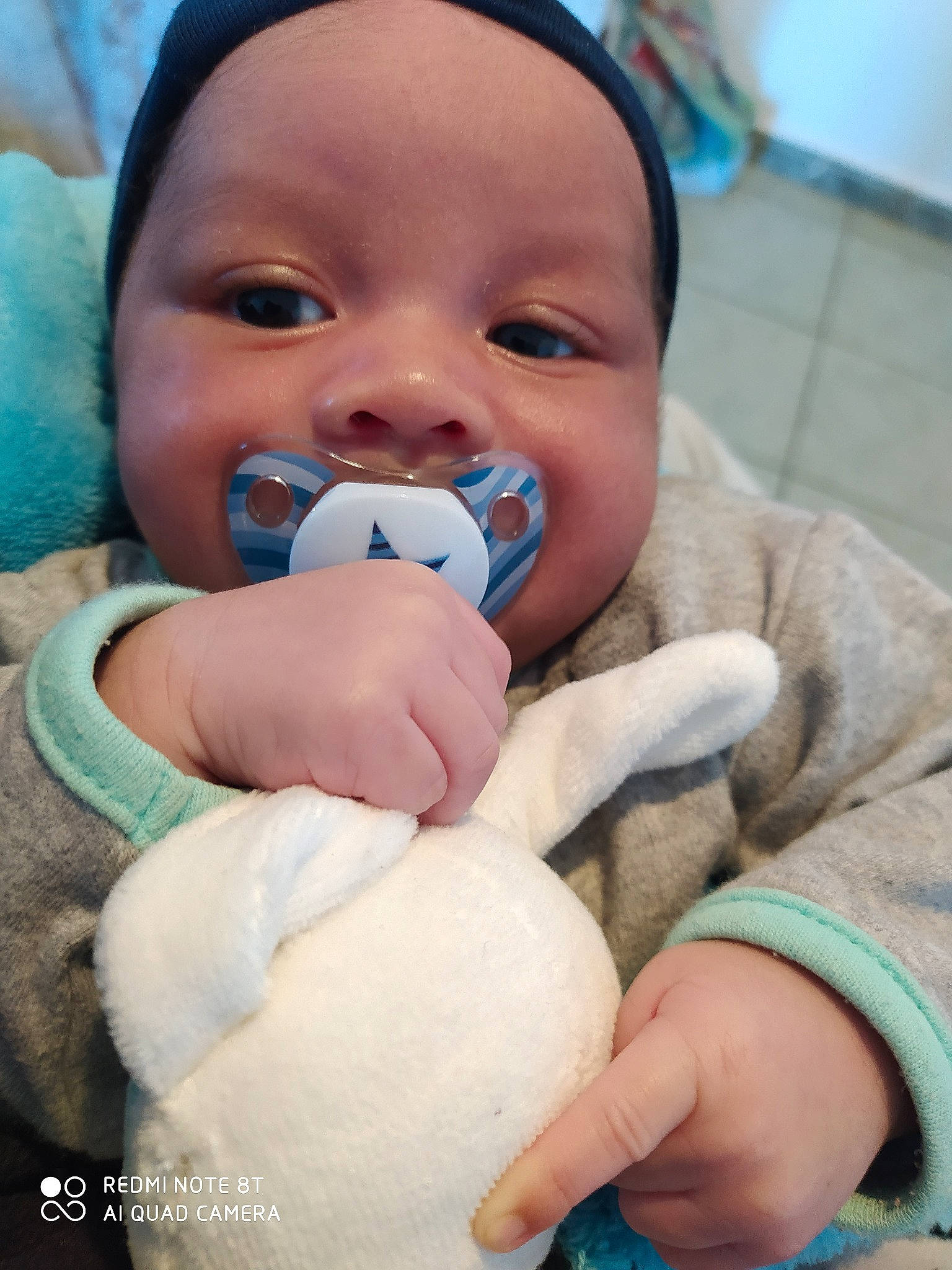 Mayron a rejoint le concours — aidez-le/la à gagner de superbes lots ! baby, baby_toddler_clothing, blue, cheek, chin, comfort, eyelash, face, finger, gesture, happy, headwear, iris, lip, mouth, nail, nose, person, skin, smile