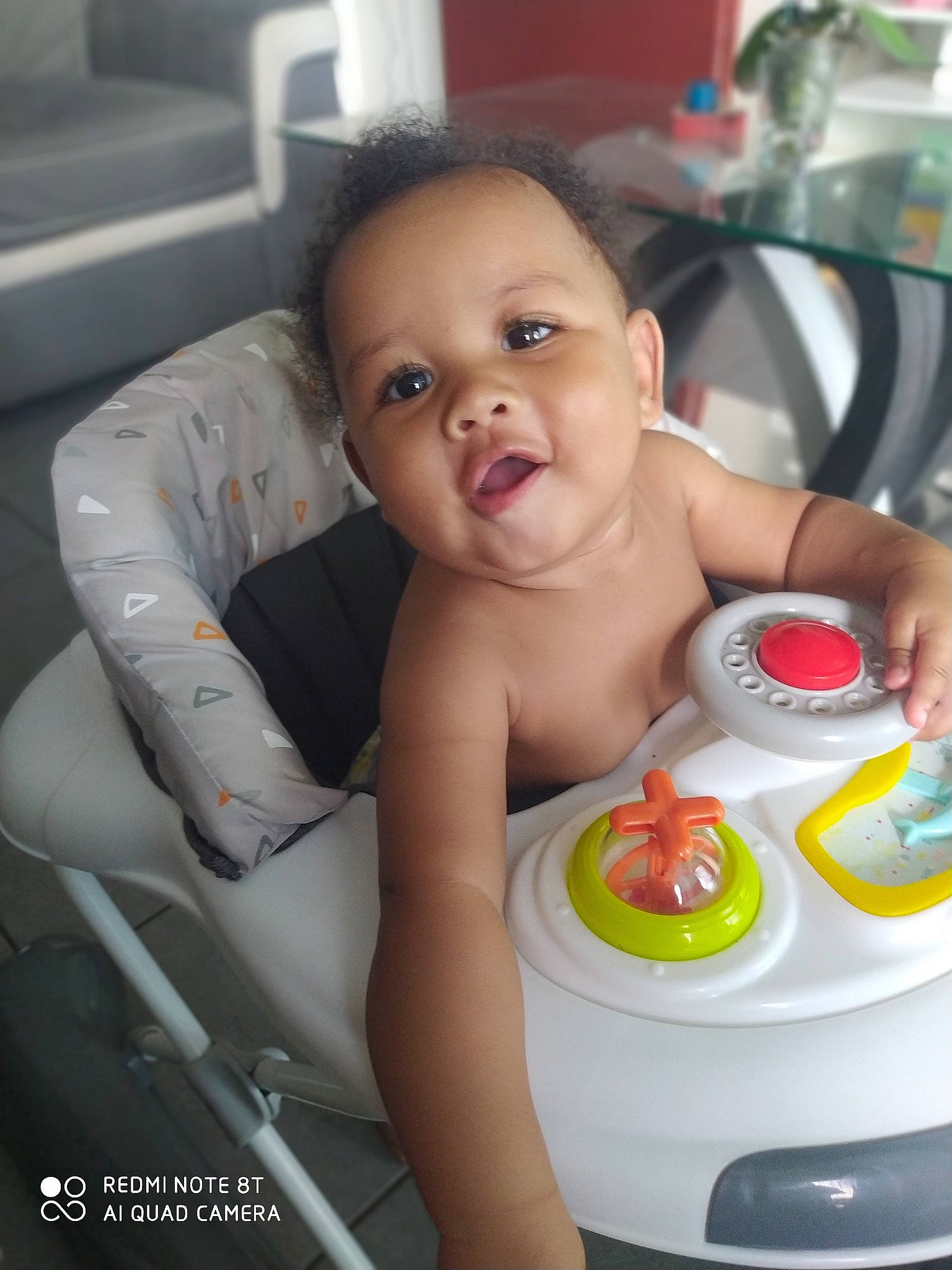 Mayron a rejoint le concours — aidez-le/la à gagner de superbes lots ! baby, baby_products, bathing, chair, chest, child, cleanliness, elbow, fun, happy, kitchen_appliance, person, plastic, room, sitting, skin, thigh, toddler