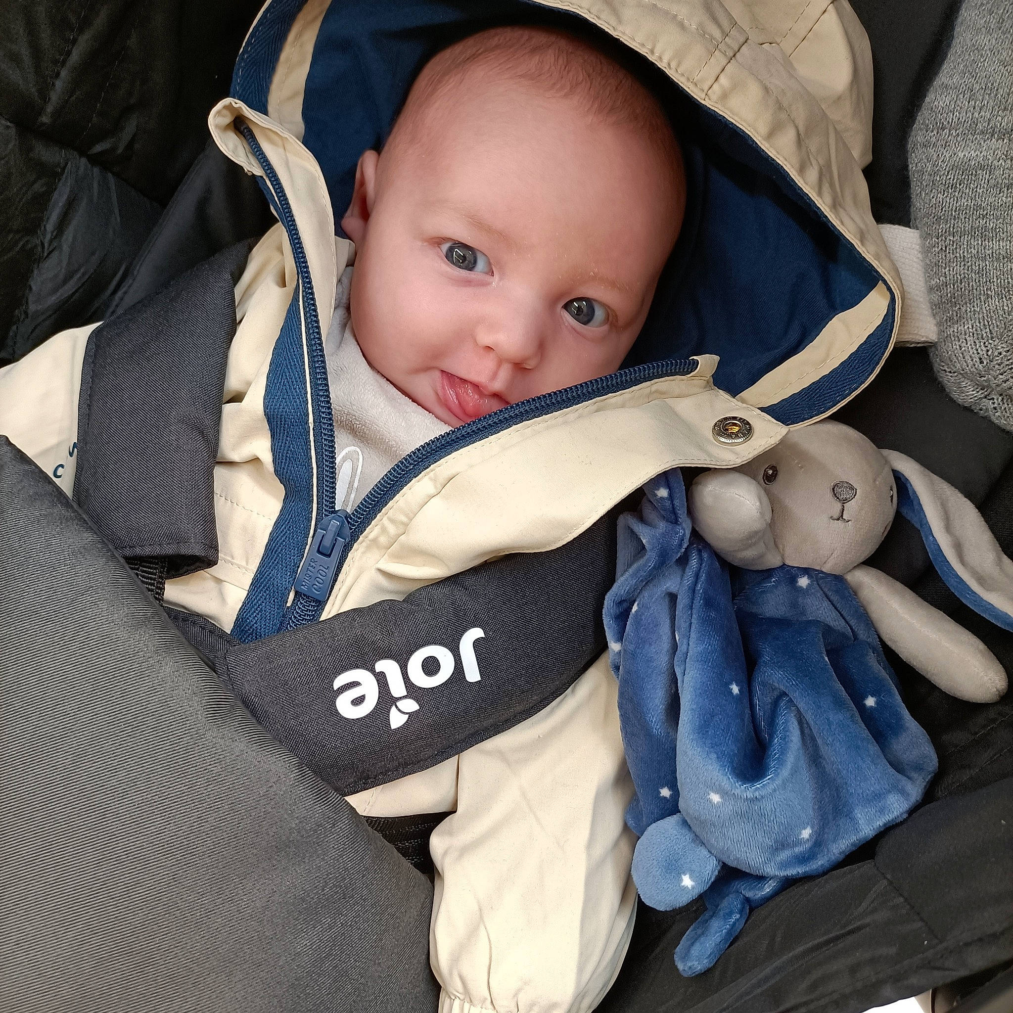Elyes participe au concours pour gagner de l'argent avec cette photo : auto_part, baby, baby_carriage, baby_in_car_seat, baby_safety, baby_toddler_clothing, car_seat, cheek, child, comfort, electric_blue, eye, fashion_accessory, gesture, head, nail, person, product, sitting, thumb