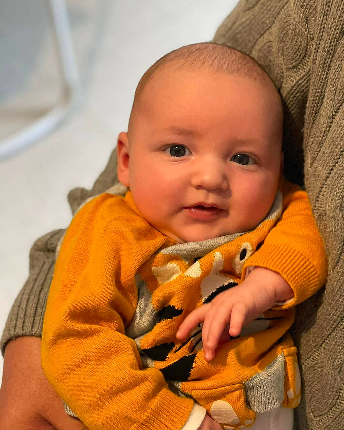 Elyes a rejoint le concours — aidez-le/la à gagner de superbes lots ! baby, baby_toddler_clothing, cheek, chin, eye, eyebrow, facial_expression, fun, hairstyle, happy, iris, lip, mouth, nose, orange, person, skin, sleeve, smile, t_shirt