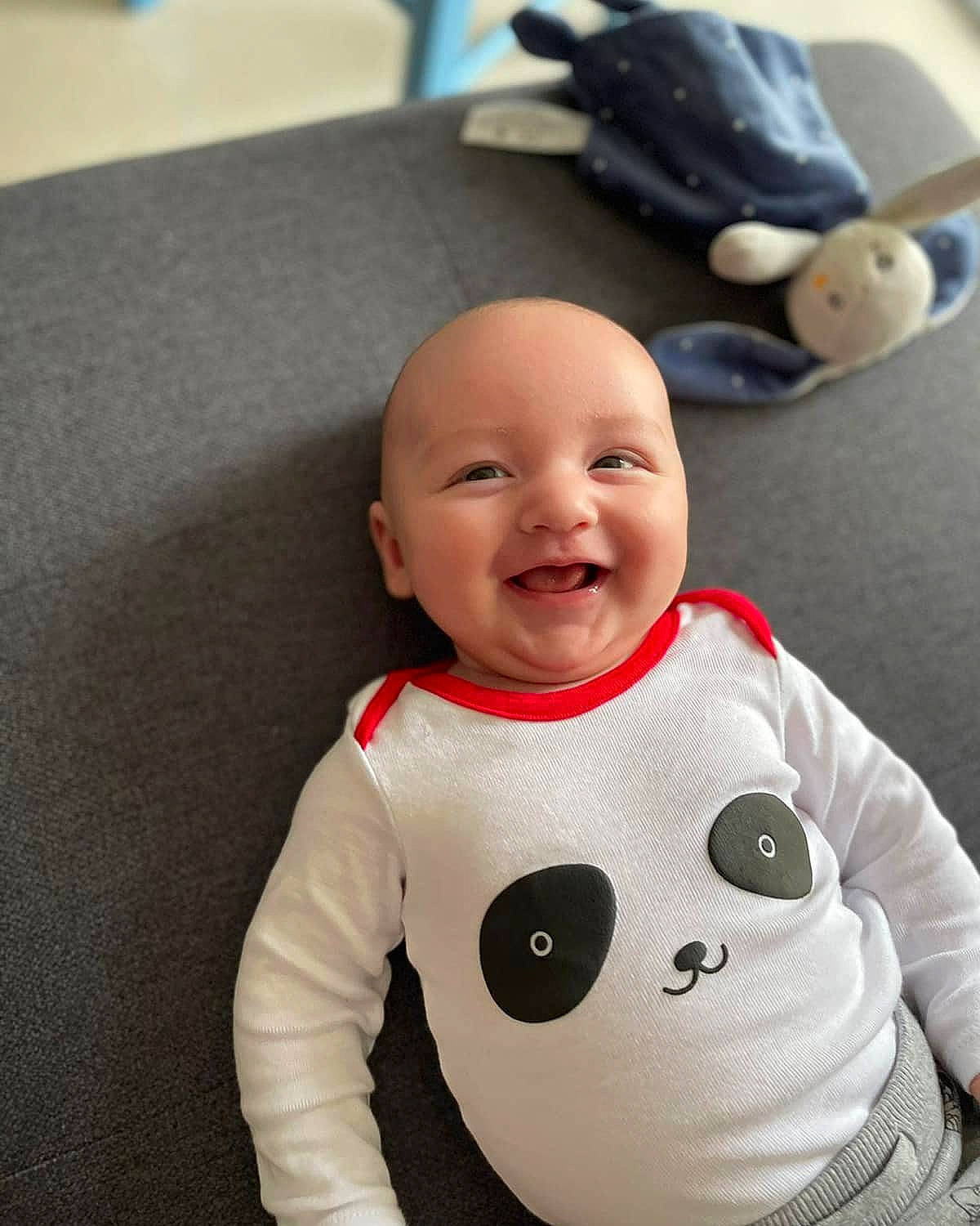 Elyes participe au concours pour gagner de l'argent avec cette photo : baby, baby_toddler_clothing, black, child, finger, gesture, happy, head, joy, mammal, person, plush, product, sleeve, smile, stuffed_toy, t_shirt, textile, toddler, toy