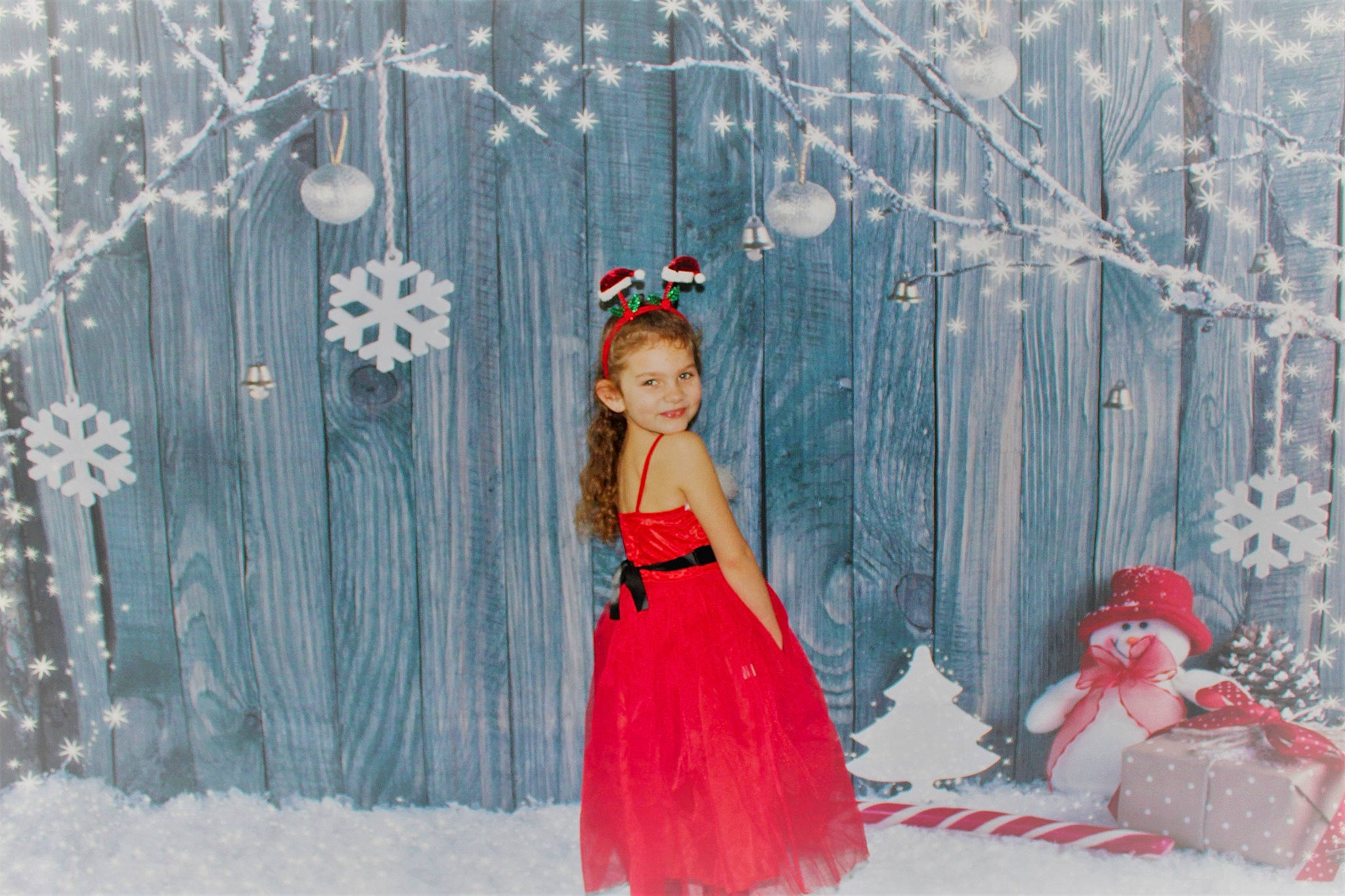 Charlye a rejoint le concours — aidez-le/la à gagner de superbes lots ! baby_toddler_clothing, child_model, christmas, costume, costume_accessory, creative_arts, day_dress, dress, embellishment, fictional_character, hair_accessory, headpiece, holiday, joy, one_piece_garment, pattern, person, pink, ruffle, snow