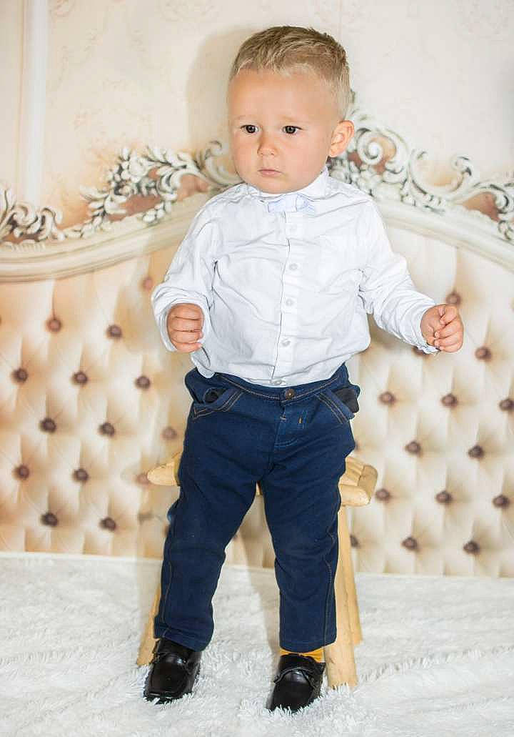 Maël a rejoint le concours — aidez-le/la à gagner de superbes lots ! baby, child, child_model, clothing, denim, footwear, jeans, outerwear, pattern, person, shoe, sleeve, standing, t_shirt, toddler, trousers