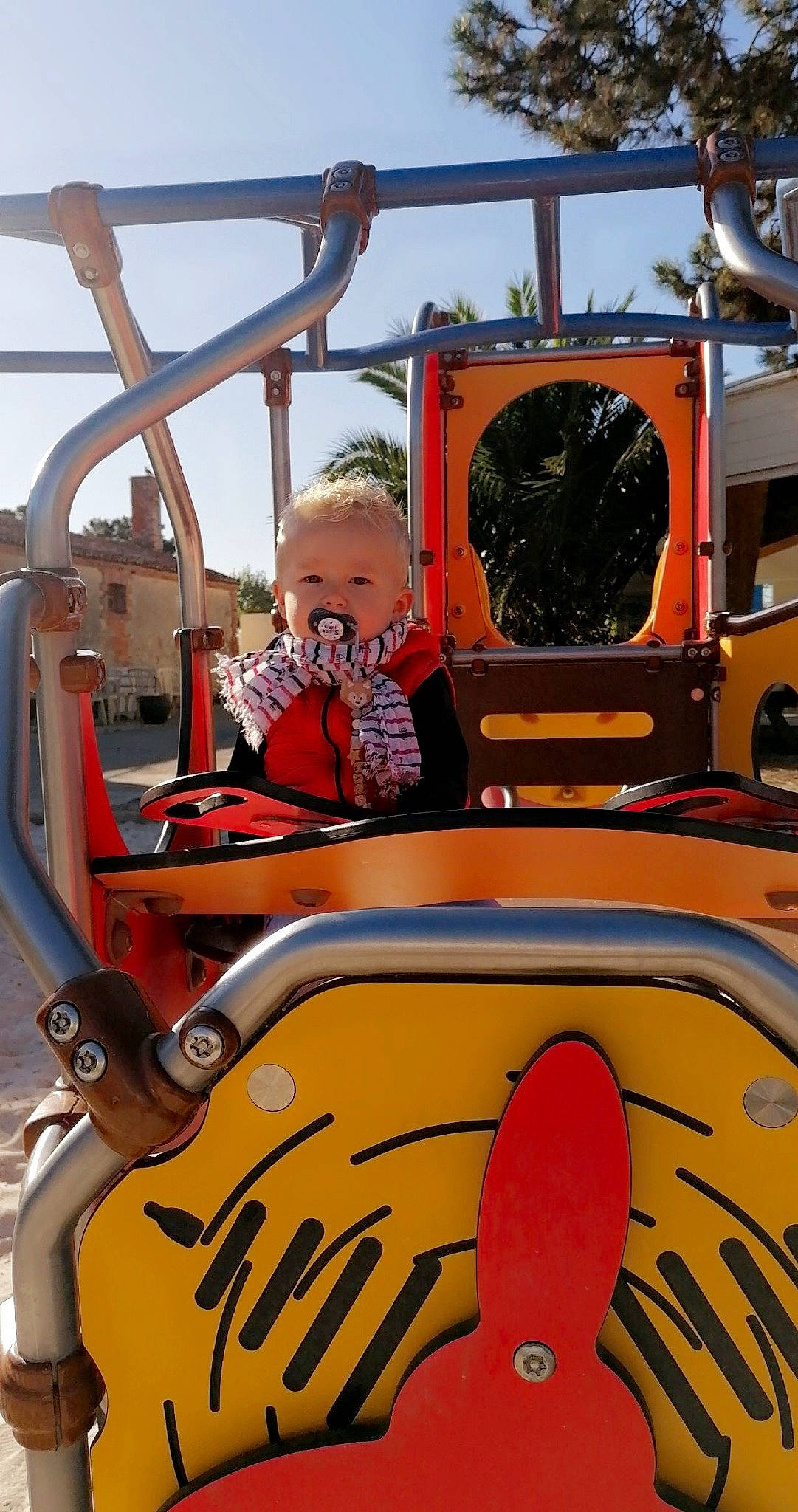 Maël participe au concours pour gagner de l'argent avec cette photo : amusement_park, amusement_ride, child, classic, fun, hearing, leisure, organ, outdoor_play_equipment, park, person, play, playground, public_space, steering_wheel, toddler