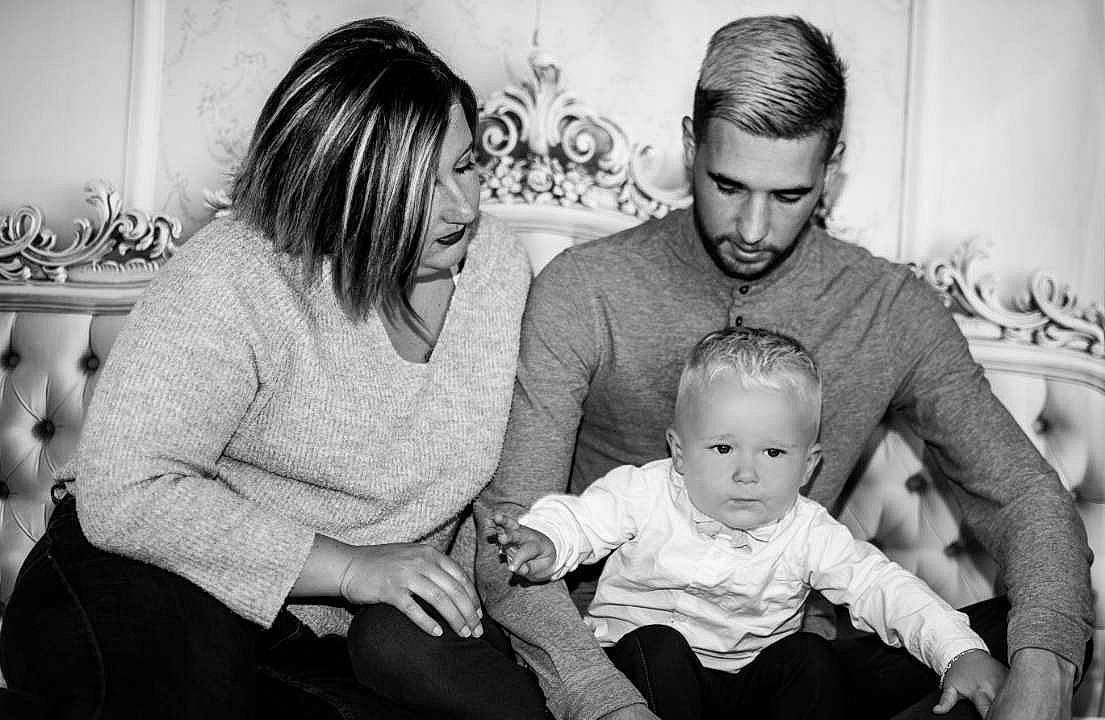 Maël a rejoint le concours — aidez-le/la à gagner de superbes lots ! baby, birth, black_and_white, child, family, family_pictures, family_taking_photos_together, monochrome, monochrome_photography, people, person, photograph, photography, portrait, sibling, sitting, snapshot, stock_photography, style, toddler