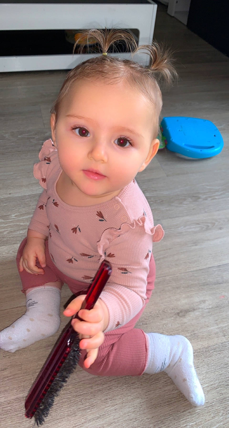 Allïa participe au concours pour gagner de l'argent avec cette photo : baby, baby_toddler_clothing, blue, cheek, child, eye, floor, flooring, fun, head, human_leg, nose, person, pink, play, sitting, skin, sleeve, thumb, toddler