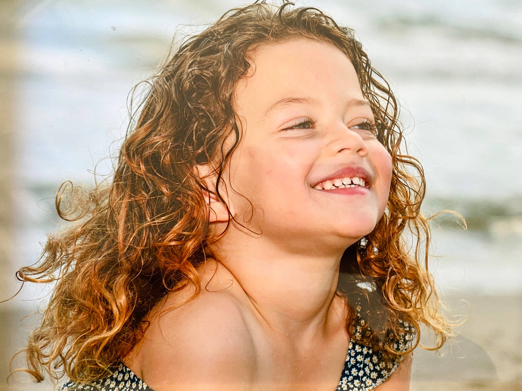Kaissy participe au concours pour gagner de l'argent avec cette photo : beach, beauty, blond, eye, eyebrow, flash_photography, fun, grass, happy, iris, jaw, joy, layered_hair, leisure, lip, people_in_nature, people_on_beach, person, smile, surfer_hair