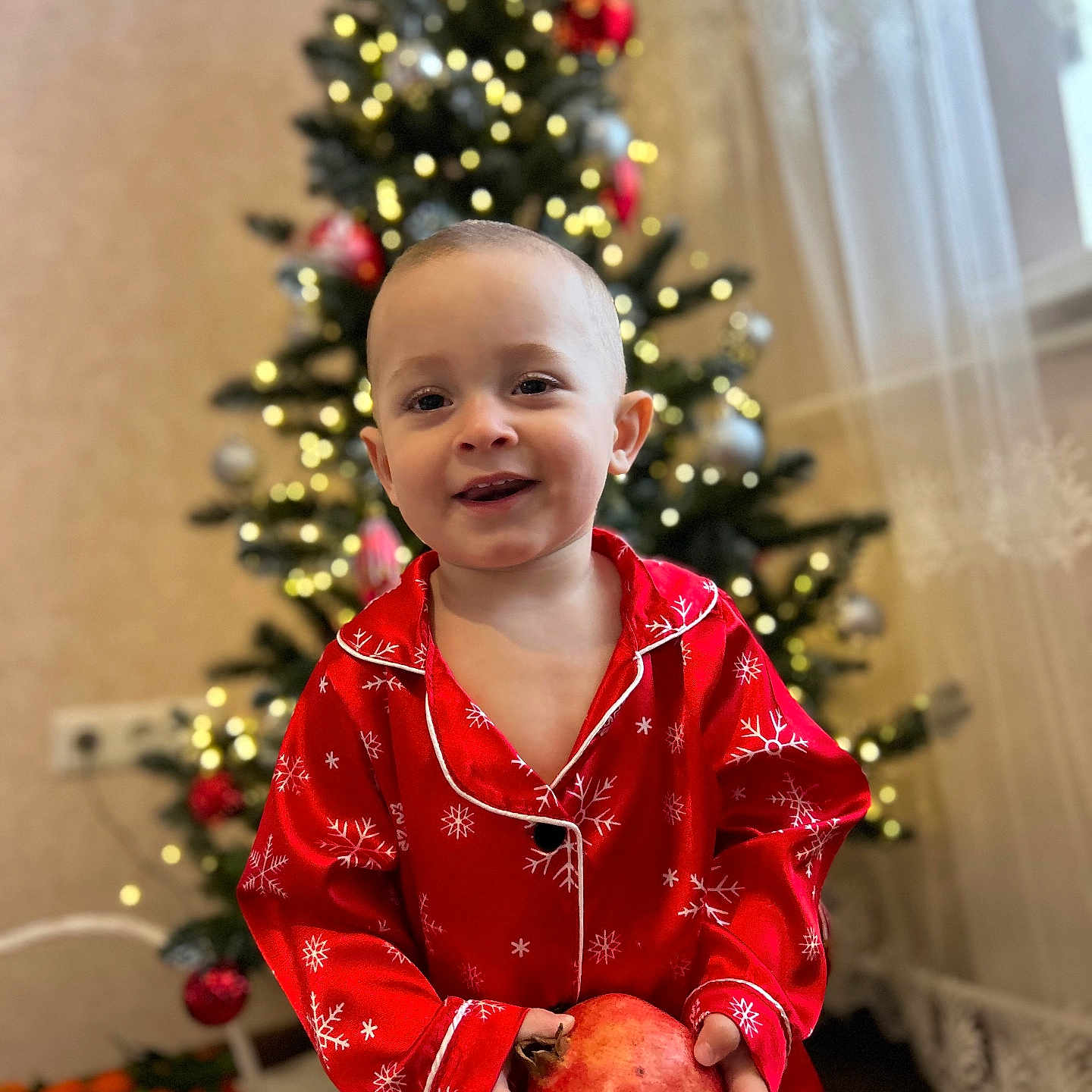 David a rejoint le concours — aidez-le/la à gagner de superbes lots ! basket, celebration, child, christmas_decorations, christmas_tree, curtains, festive, fruit, happy, holiday, holiday_season, indoors, lights, ornaments, pajamas, pomegranate, red_clothing, smiling, toddler, tree