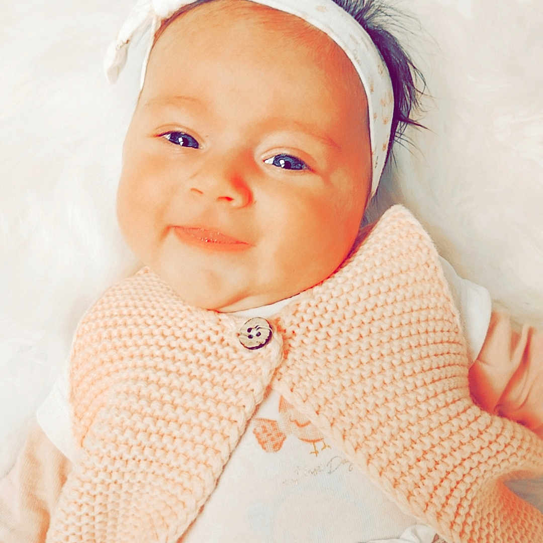 Leya a rejoint le concours — aidez-le/la à gagner de superbes lots ! accessories, baby, bodypart, bonnet, clothing, coat, dress, face, finger, hand, happy, hat, head, headband, jacket, newborn, person, photography, portrait, smile