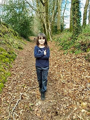 Delia participe au concours pour gagner de l'argent avec cette photo : branch, deciduous, forest, grass, grass_family, joy, landscape, natural_landscape, nature_reserve, path, people_in_nature, person, plant, plant_community, road, shrub, soil, trail, tree, trunk