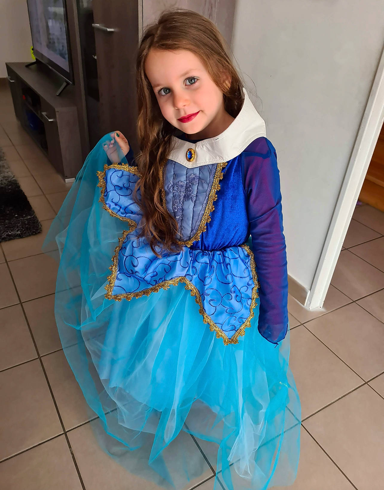 Elza participe au concours pour gagner de l'argent avec cette photo : azure, day_dress, dress, electric_blue, eye, face, fashion, fashion_design, fashion_model, formal_wear, hair, human_body, iris, joy, neck, one_piece_garment, person, sleeve, smile, street_fashion