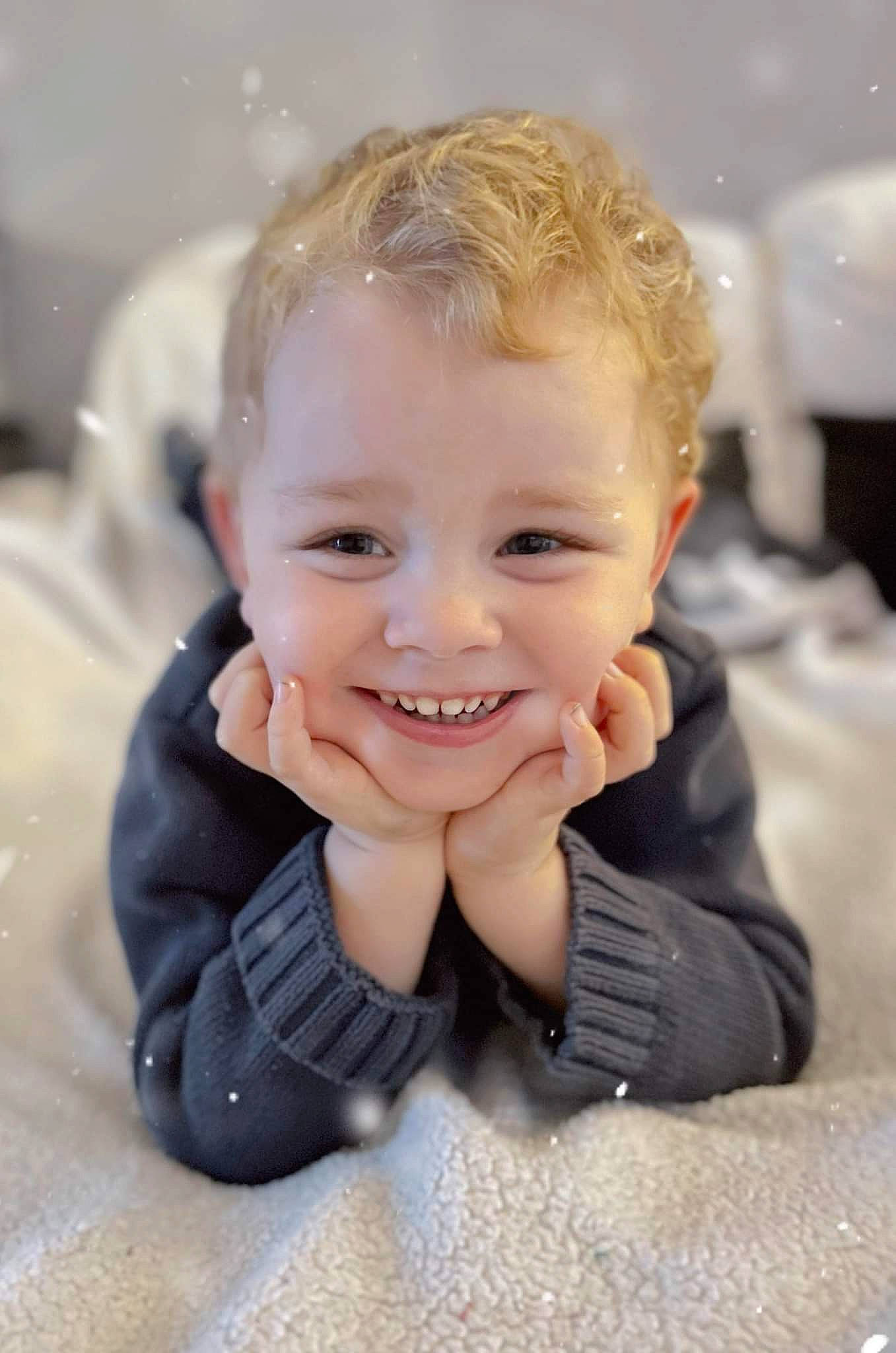Tyego a rejoint le concours — aidez-le/la à gagner de superbes lots ! blond, cheek, child, dress, flash_photography, flooring, fun, gesture, hairstyle, happy, head, human_body, joy, lip, nose, person, plant, sitting, skin, sleeve