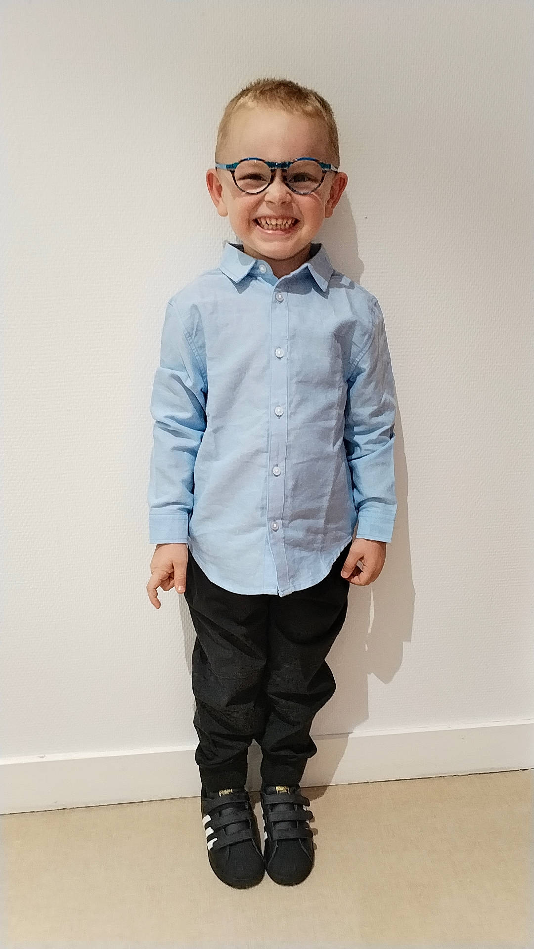 Tyego participe au concours pour gagner de l'argent avec cette photo : collar, cool, denim, dress_shirt, face, fashion_design, footwear, glasses, hairstyle, head, human_body, joy, leg, neck, person, shoe, shoulder, sleeve, smile, standing