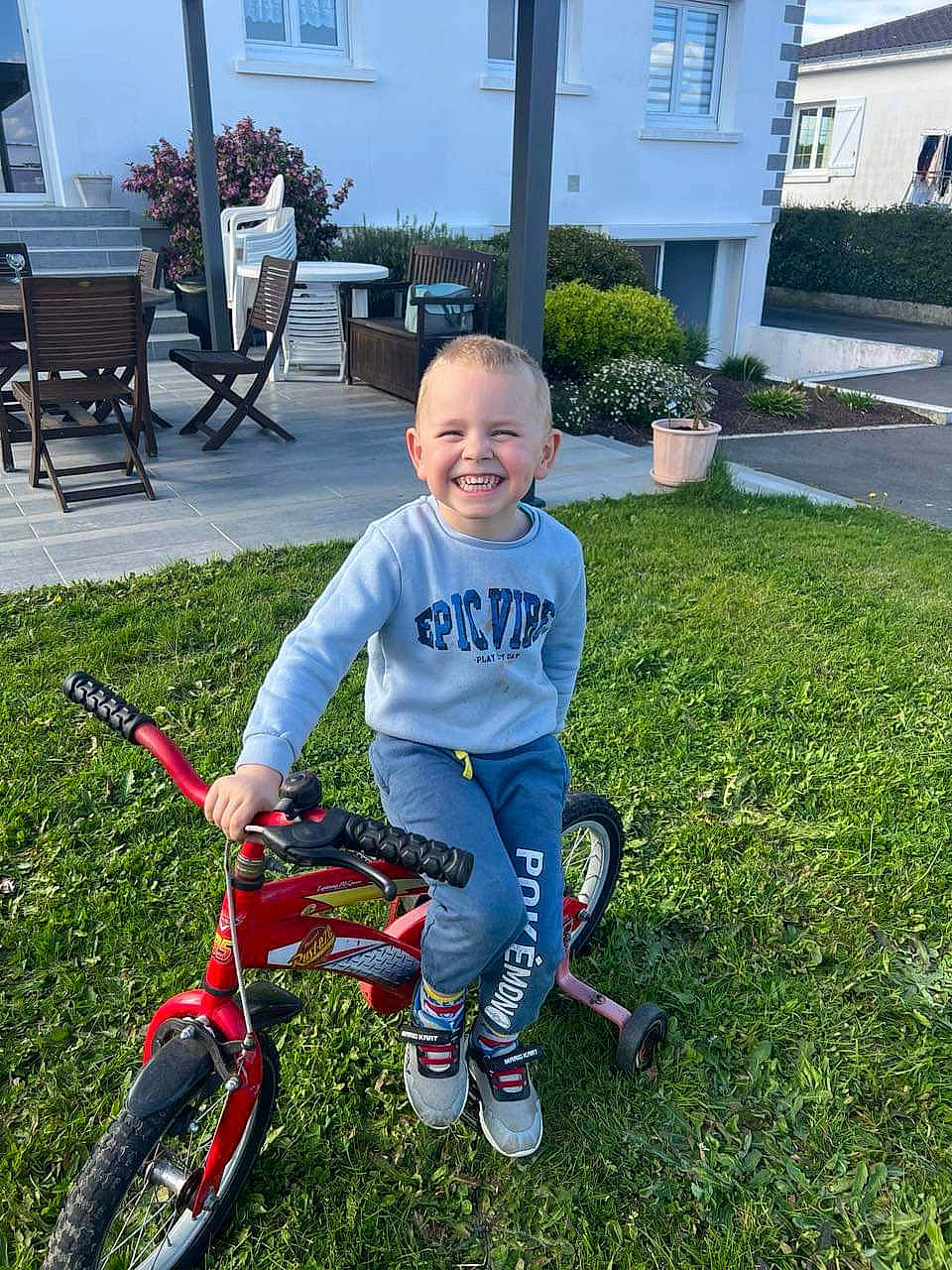 Tyego participe au concours pour gagner de l'argent avec cette photo : bicycle, bicycle_fork, bicycle_frame, bicycle_handlebar, bicycle_saddle, bicycle_tire, bicycle_wheel, bicycles_equipment_and_supplies, chair, furniture, grass, joy, leisure, people_in_nature, person, plant, shorts, smile, t_shirt, tire