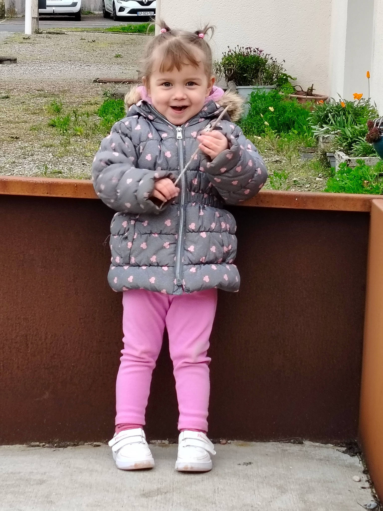 Fahra a rejoint le concours — aidez-le/la à gagner de superbes lots ! baby_toddler_clothing, child, face, facial_expression, grass, hairstyle, happy, joy, pattern, person, photograph, pink, plant, purple, shoe, sleeve, smile, snapshot, standing, toddler