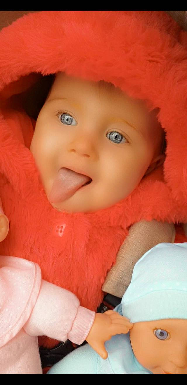Fahra participe au concours pour gagner de l'argent avec cette photo : baby, cheek, eye, eyebrow, eyelash, finger, gesture, headwear, human_body, iris, lip, mouth, nose, outerwear, person, pink, skin, sleeve, smile, thumb
