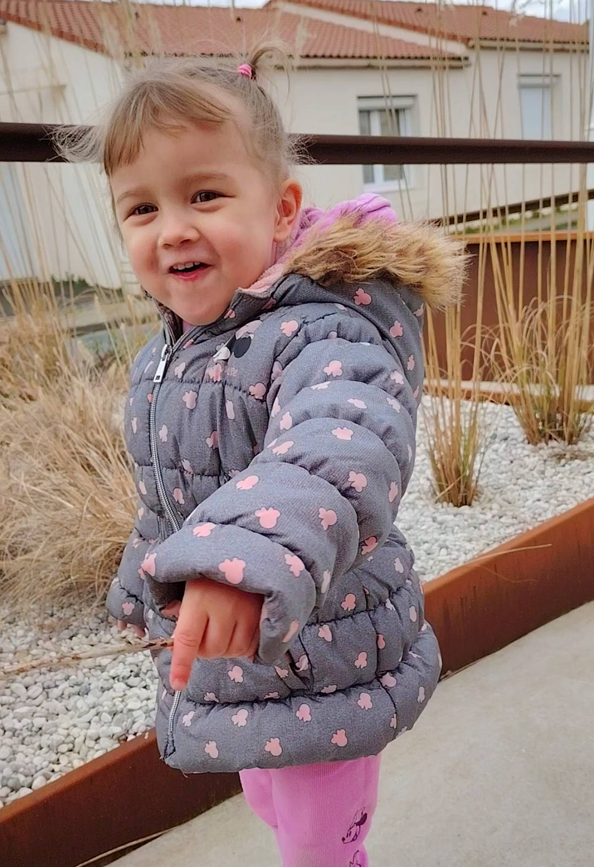 Fahra a rejoint le concours — aidez-le/la à gagner de superbes lots ! baby_toddler_clothing, blond, collar, fun, grass, happy, head, human_body, iris, jacket, joy, magenta, pattern, person, pink, plaid, plant, skin, sleeve, smile