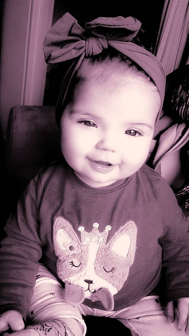 Julia participe au concours pour gagner de l'argent avec cette photo : black, cheek, chin, clothing, ear, eye, eyebrow, facial_expression, forehead, hairstyle, head, lip, mouth, nose, organ, person, photograph, skin, smile, vertebrate