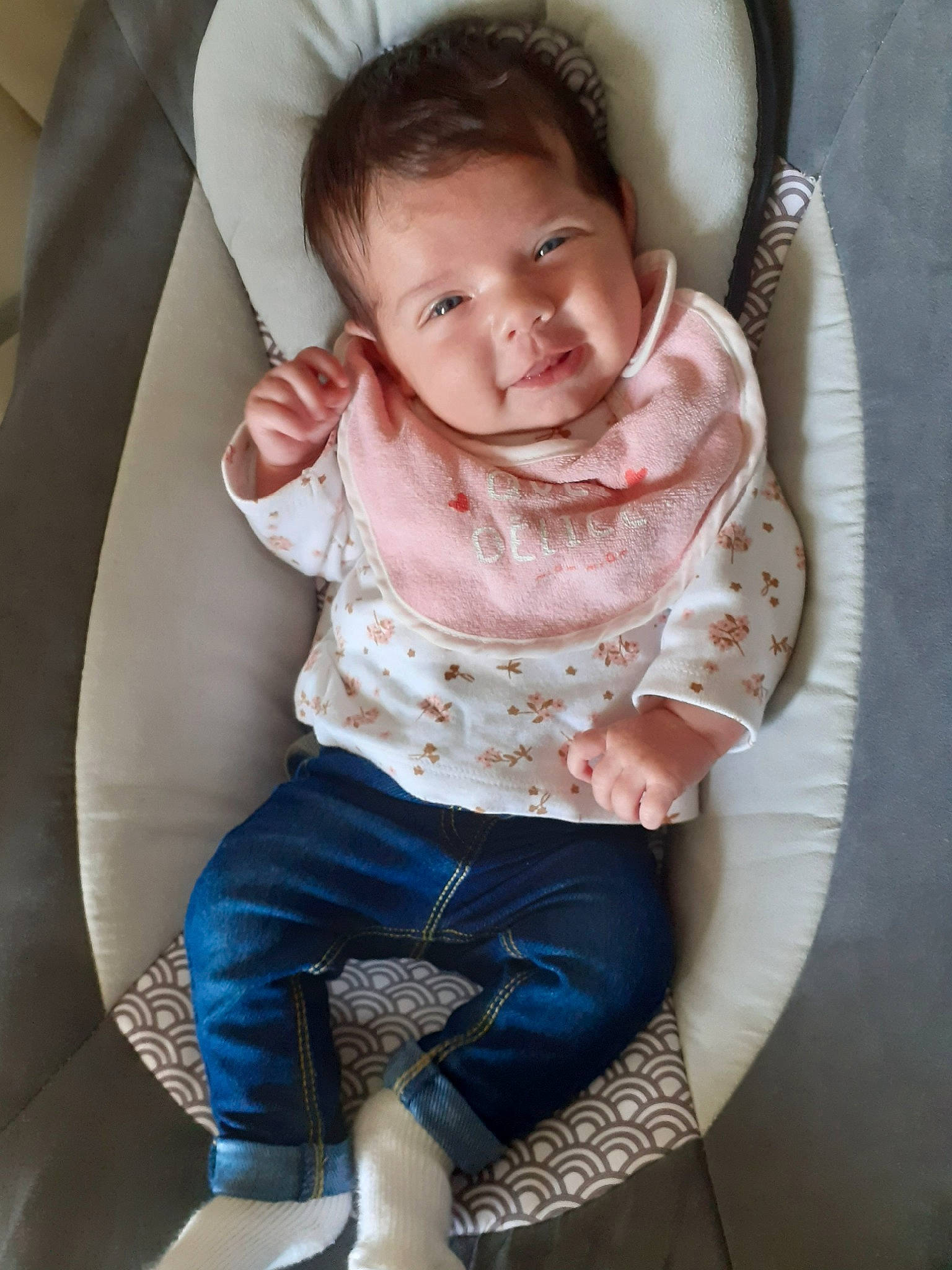 Julia a rejoint le concours — aidez-le/la à gagner de superbes lots ! baby, baby_products, baby_safety, baby_toddler_clothing, cheek, child, circle, collar, comfort, eye, face, hand, head, human_body, human_leg, linens, pattern, person, sitting, sleeve