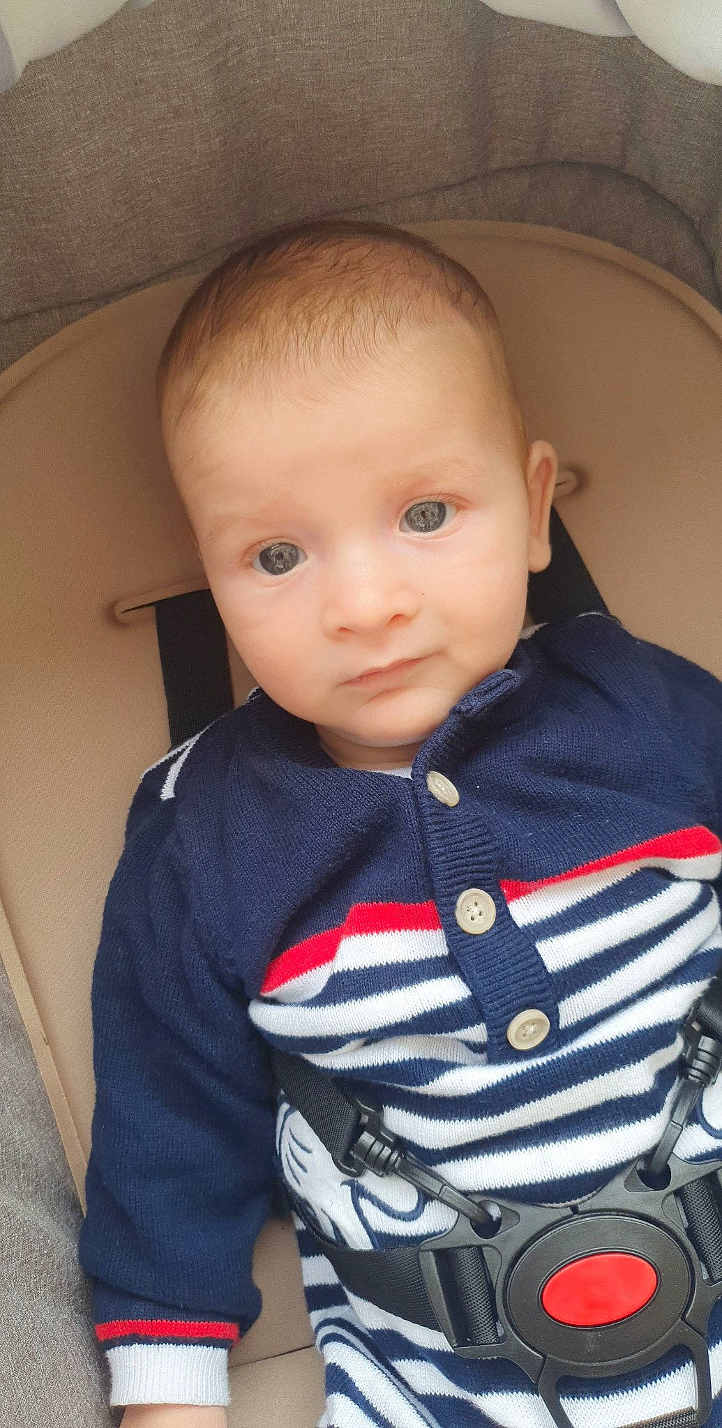 Maylon a rejoint le concours — aidez-le/la à gagner de superbes lots ! baby, baby_toddler_clothing, cheek, collar, electric_blue, eyebrow, eyelash, forehead, iris, jacket, lip, nose, outerwear, pattern, person, sitting, skin, sleeve, smile, t_shirt