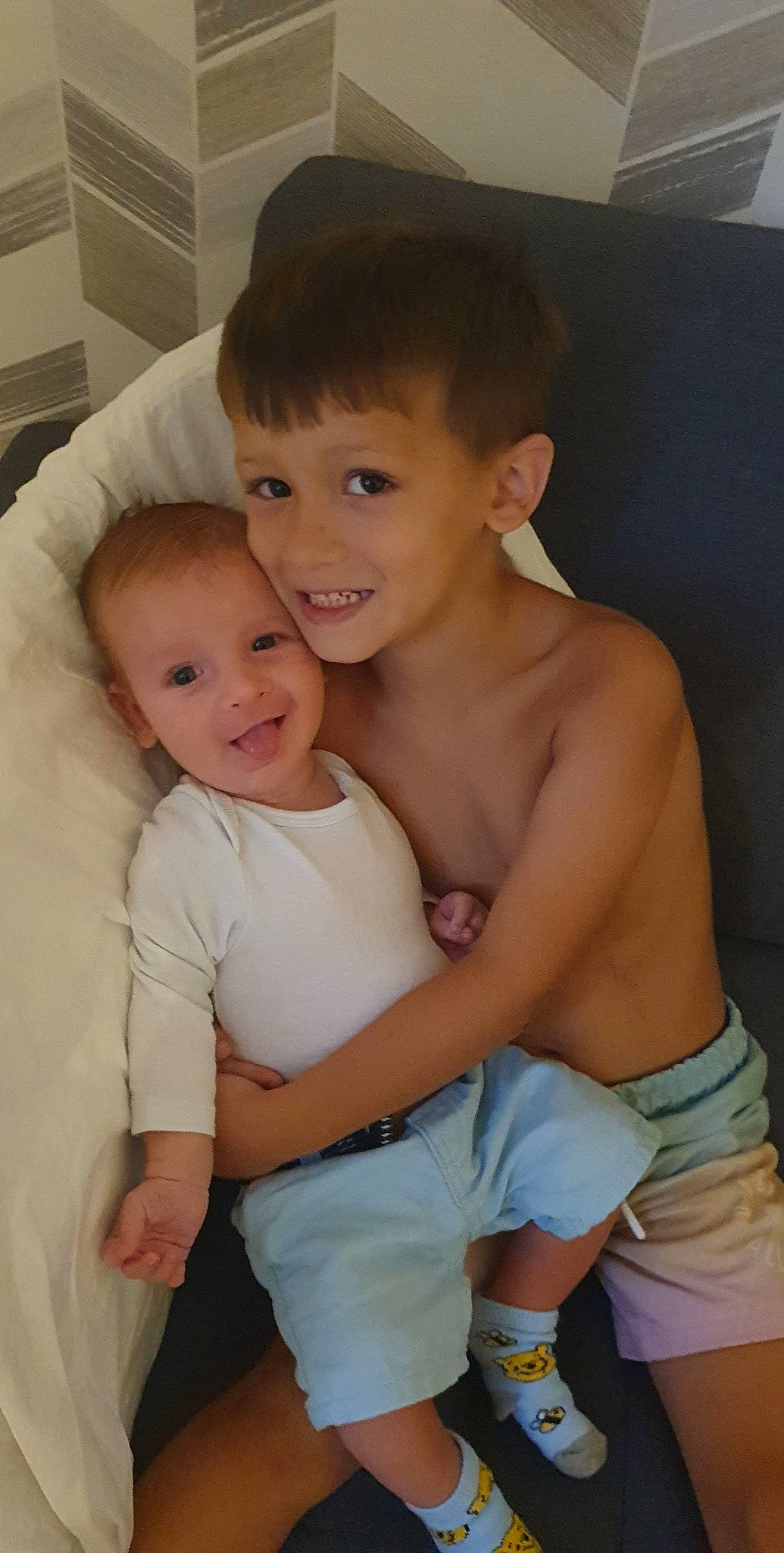 Maylon participe au concours pour gagner de l'argent avec cette photo : arm, cheek, chin, eye, face, facial_expression, hair, hairstyle, happy, head, human, human_body, iris, joy, muscle, nose, person, product, shoulder, skin