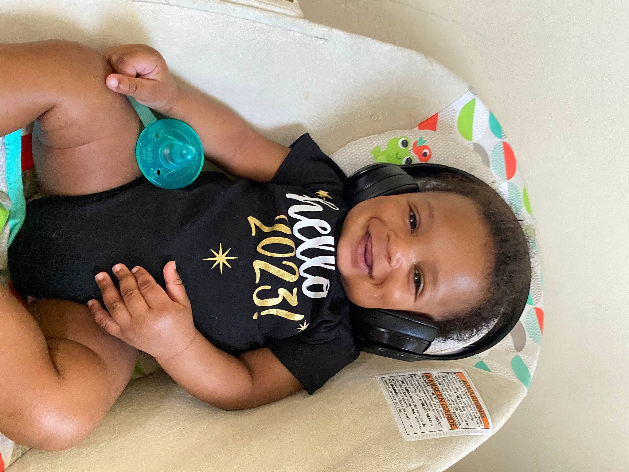 Messiah is registered to the contest to win money with this photo: abdomen, chest, child, comfort, elbow, finger, fun, gesture, happy, human_body, human_leg, joy, knee, leisure, person, product, skin, smile, t_shirt, thigh