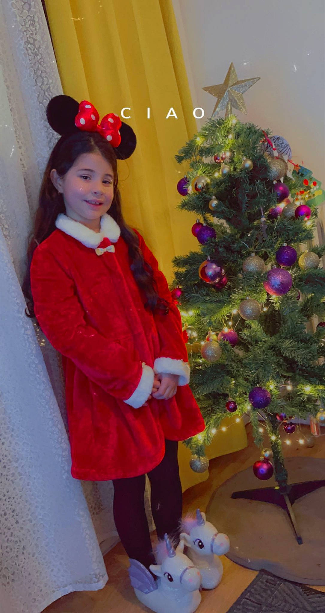 Inès a rejoint le concours — aidez-le/la à gagner de superbes lots ! christmas, christmas_decoration, christmas_ornament, christmas_tree, event, evergreen, facial_expression, fashion, fun, happy, holiday, holiday_ornament, joy, magenta, ornament, person, pink, plant, smile, standing