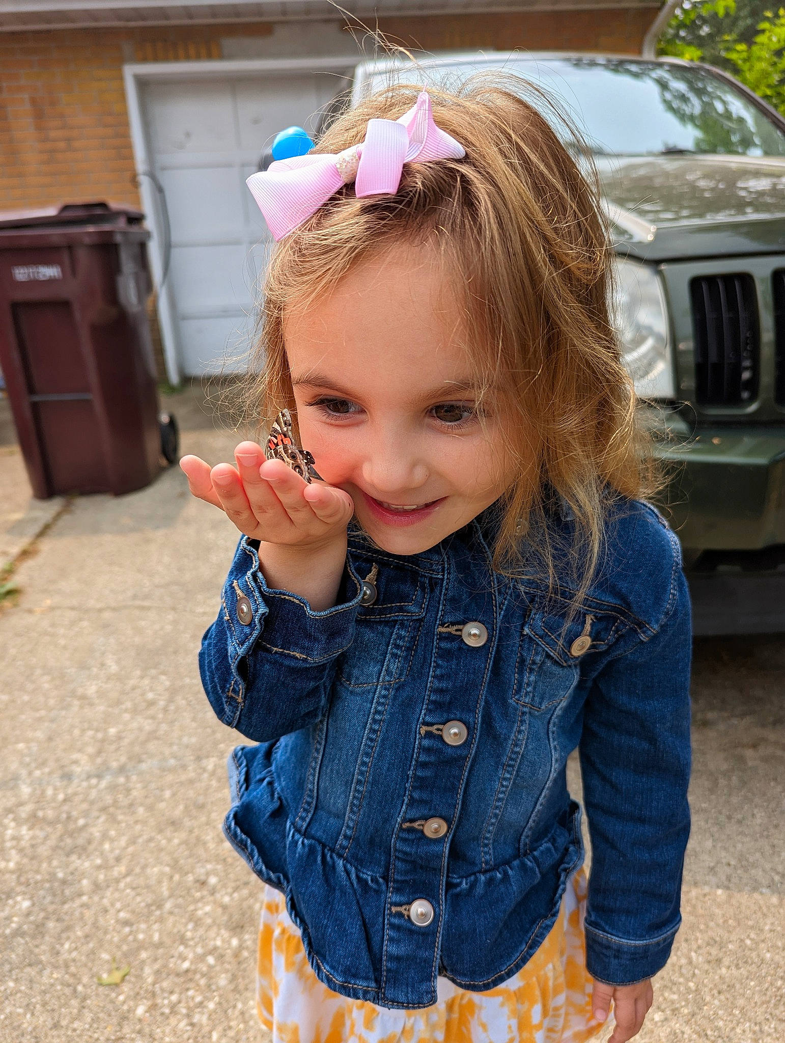 Julia is registered to the contest to win money with this photo: automotive_lighting, automotive_tire, baby_toddler_clothing, car, child, eye, eyewear, face, goggles, hair, happy, head, iris, joy, motor_vehicle, person, skin, sleeve, smile, sunglasses