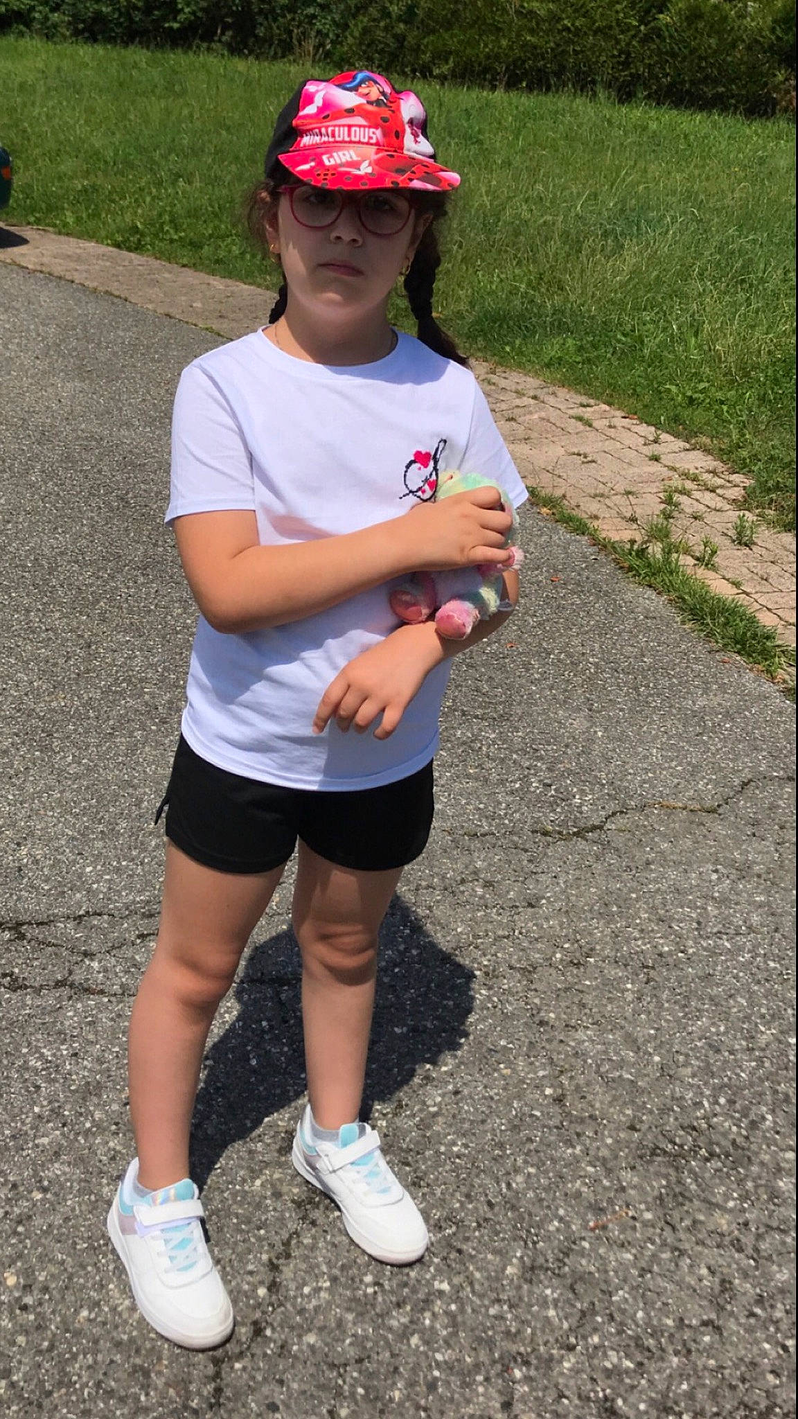 Sara participe au concours pour gagner de l'argent avec cette photo : athlete, baseball_cap, cap, grass, head, headwear, human_leg, knee, leg, leisure, person, pink, plant, recreation, shoe, shorts, sleeve, sneakers, sportswear, t_shirt