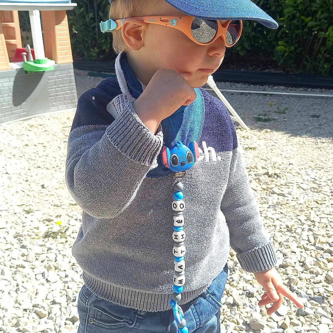 Mathéo a rejoint le concours — aidez-le/la à gagner de superbes lots ! accessories, baseballcap, boy, cap, child, clothing, face, hat, head, jeans, jewelry, knitwear, male, necklace, pants, person, photography, portrait, rock, sweater