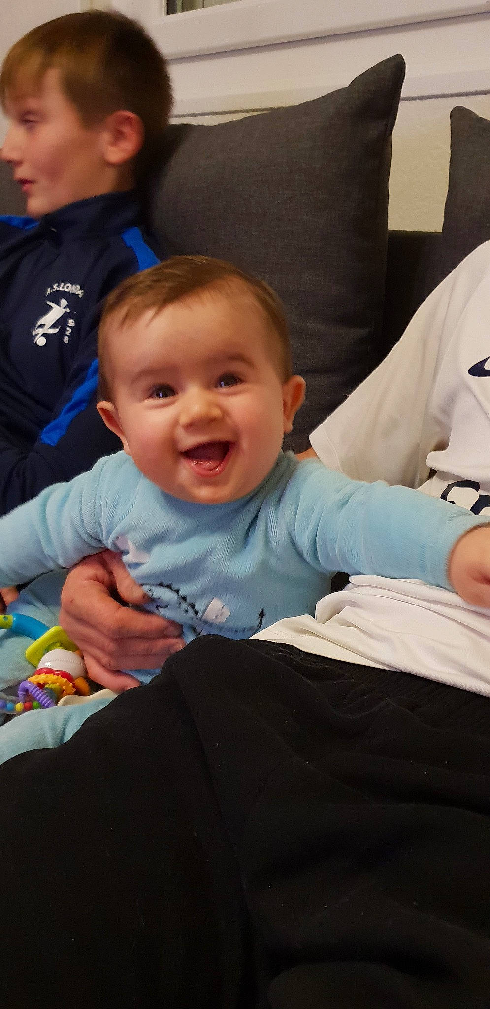 Noâm a rejoint le concours — aidez-le/la à gagner de superbes lots ! arm, baby, cheek, child, face, facial_expression, head, leg, male, people, person, play, product, sitting, skin, smile, t_shirt, toddler