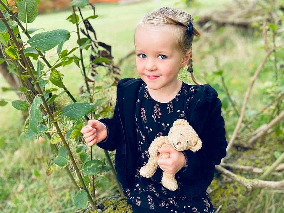 Leyna a rejoint le concours — aidez-le/la à gagner de superbes lots ! baby, baby_toddler_clothing, child, child_model, dress, embellishment, fashion_accessory, fruit, hair_accessory, headband, human, joy, love, people_in_nature, person, portrait_photography, produce, stuffed_toy, teddy_bear, toy