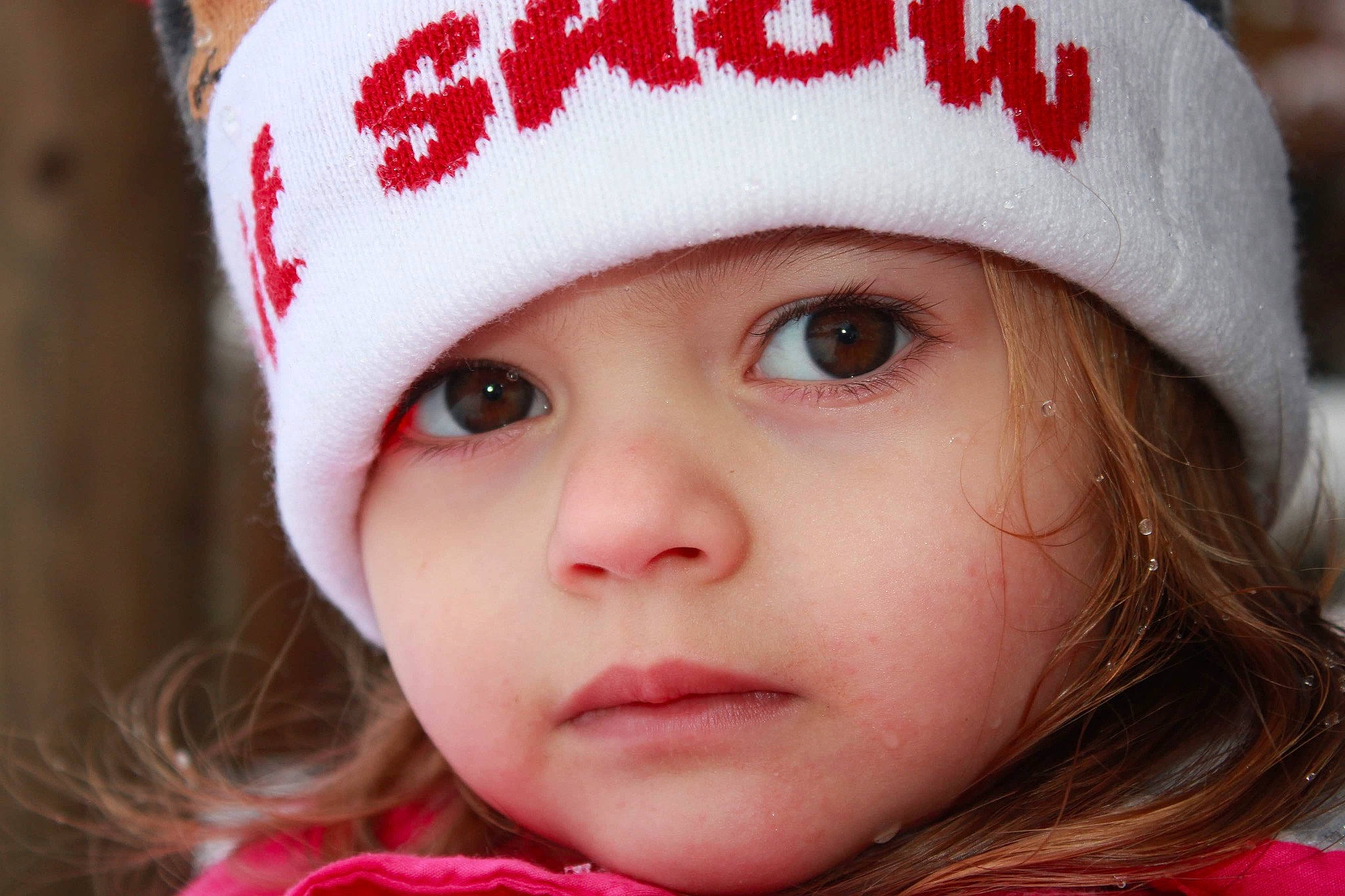 Louise a rejoint le concours — aidez-le/la à gagner de superbes lots ! cap, cheek, child, chin, eye, eyelash, face, happy, headgear, headwear, human_body, lip, nose, organ, person, photograph, pink, red, skin, smile