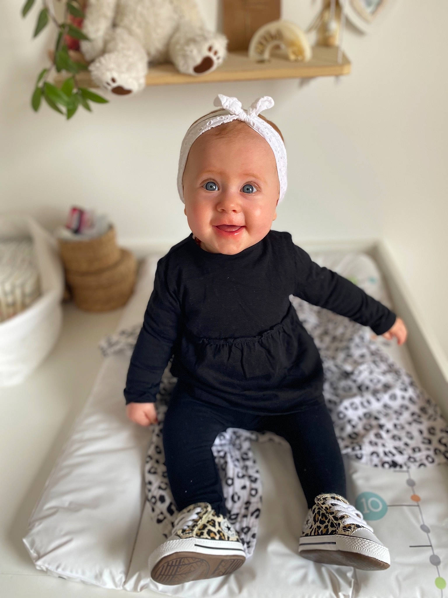 Mila a rejoint le concours — aidez-le/la à gagner de superbes lots ! baby, baby_toddler_clothing, child, embellishment, fashion_accessory, happy, headpiece, leggings, pattern, person, pink, product, sitting, sleeve, smile, t_shirt, teddy_bear, textile, toddler, toy