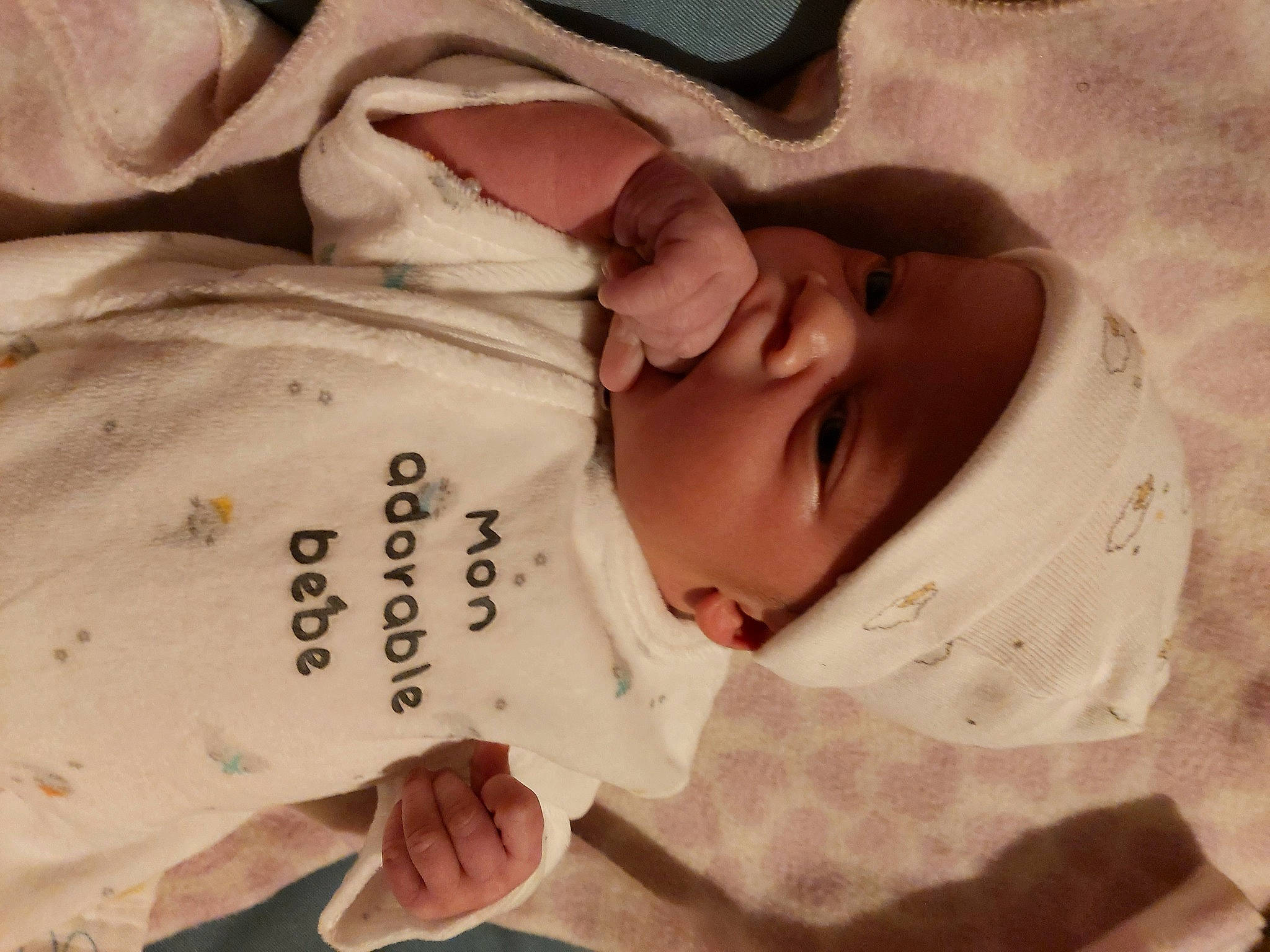 Kingsley a rejoint le concours — aidez-le/la à gagner de superbes lots ! baby, baby_toddler_clothing, bedtime, child, comfort, face, flesh, font, happy, head, linens, nap, person, product, room, sleeve, smile, toddler