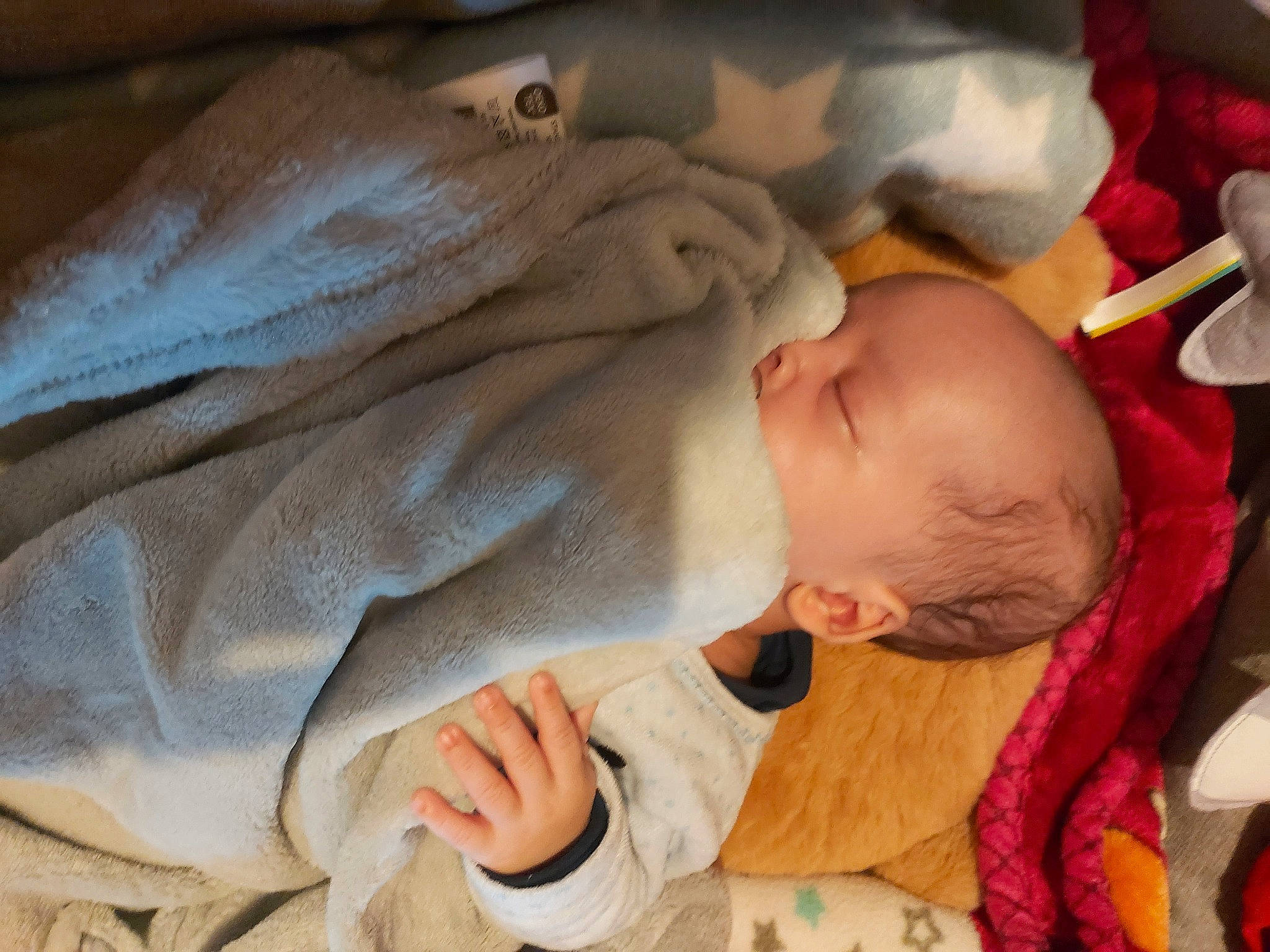 Kingsley a rejoint le concours — aidez-le/la à gagner de superbes lots ! baby, baby_products, baby_safety, baby_sleeping, baby_toddler_clothing, bedding, bedtime, child, comfort, finger, head, infant_bed, linens, nap, person, room, skin, sleep, sleeve, textile