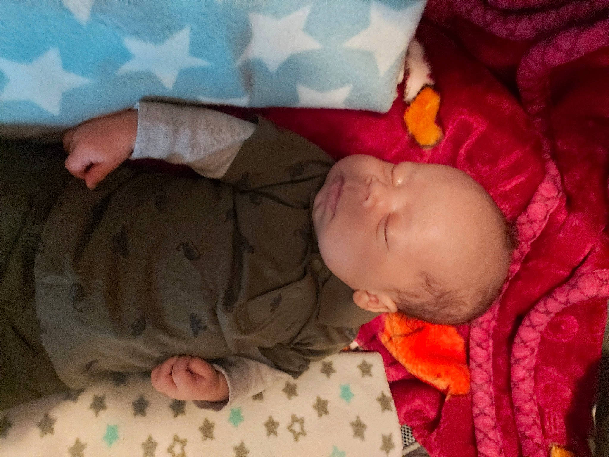 Kingsley a rejoint le concours — aidez-le/la à gagner de superbes lots ! baby, baby_products, baby_sleeping, baby_toddler_clothing, bed, bedding, bedtime, child, comfort, eye, finger, head, human_body, linens, mammal, mouth, person, skin, sleeve, textile