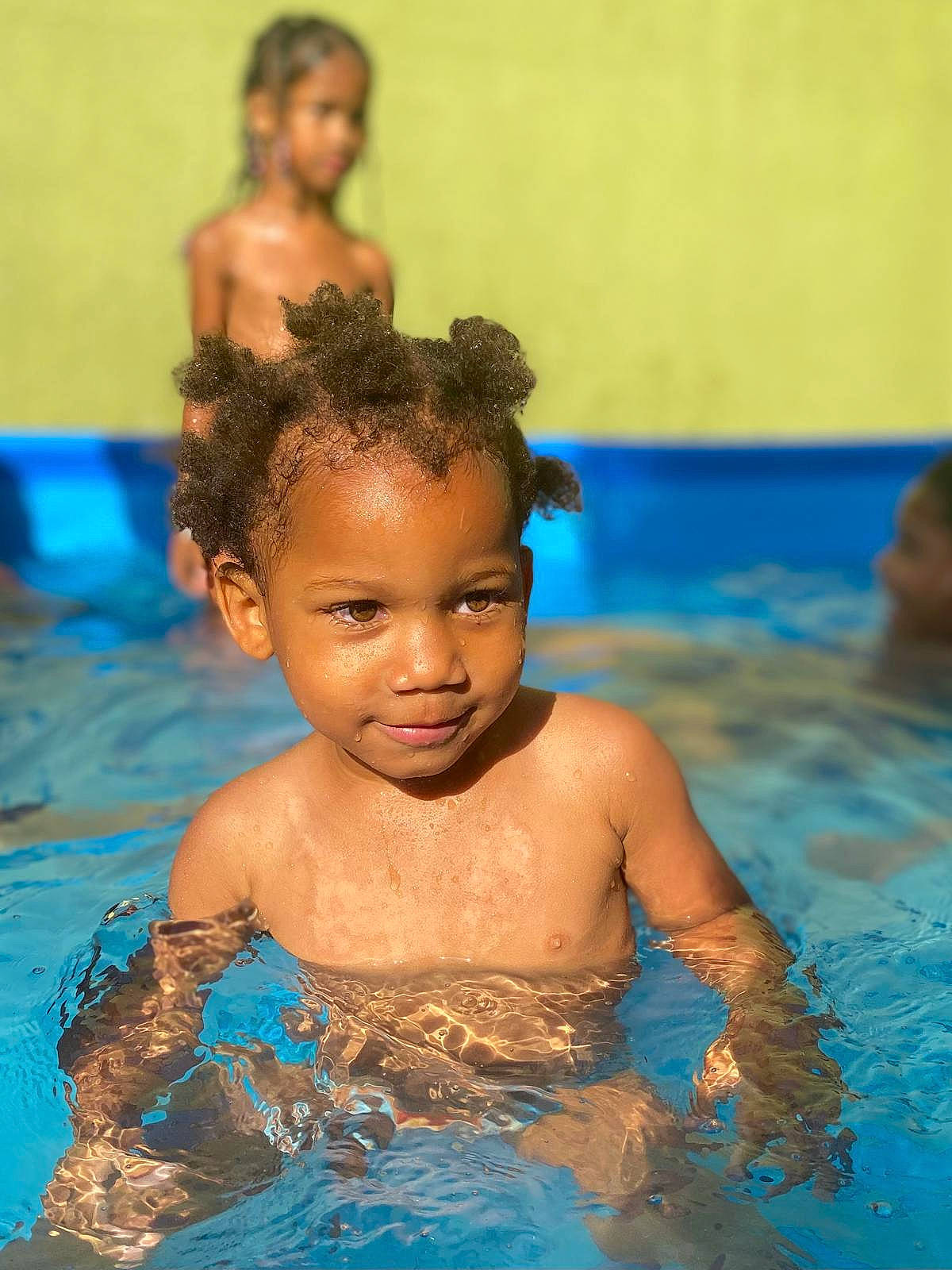 Keyshanna a rejoint le concours — aidez-le/la à gagner de superbes lots ! abdomen, baby, barechested, bathing, blue, blurred, chest, child, fun, hair, happy, indoor_games_and_sports, leisure, leisure_centre, person, play, recreation, swimming_pool, toddler, under_exposed
