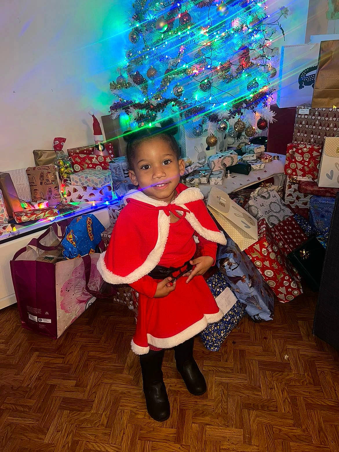 Keyshanna participe au concours pour gagner de l'argent avec cette photo : child, christmas, christmas_decoration, christmas_eve, christmas_lights, christmas_ornament, christmas_tree, event, fashion_design, fun, happy, holiday, holiday_ornament, interior_design, joy, ornament, person, room, smile, toddler