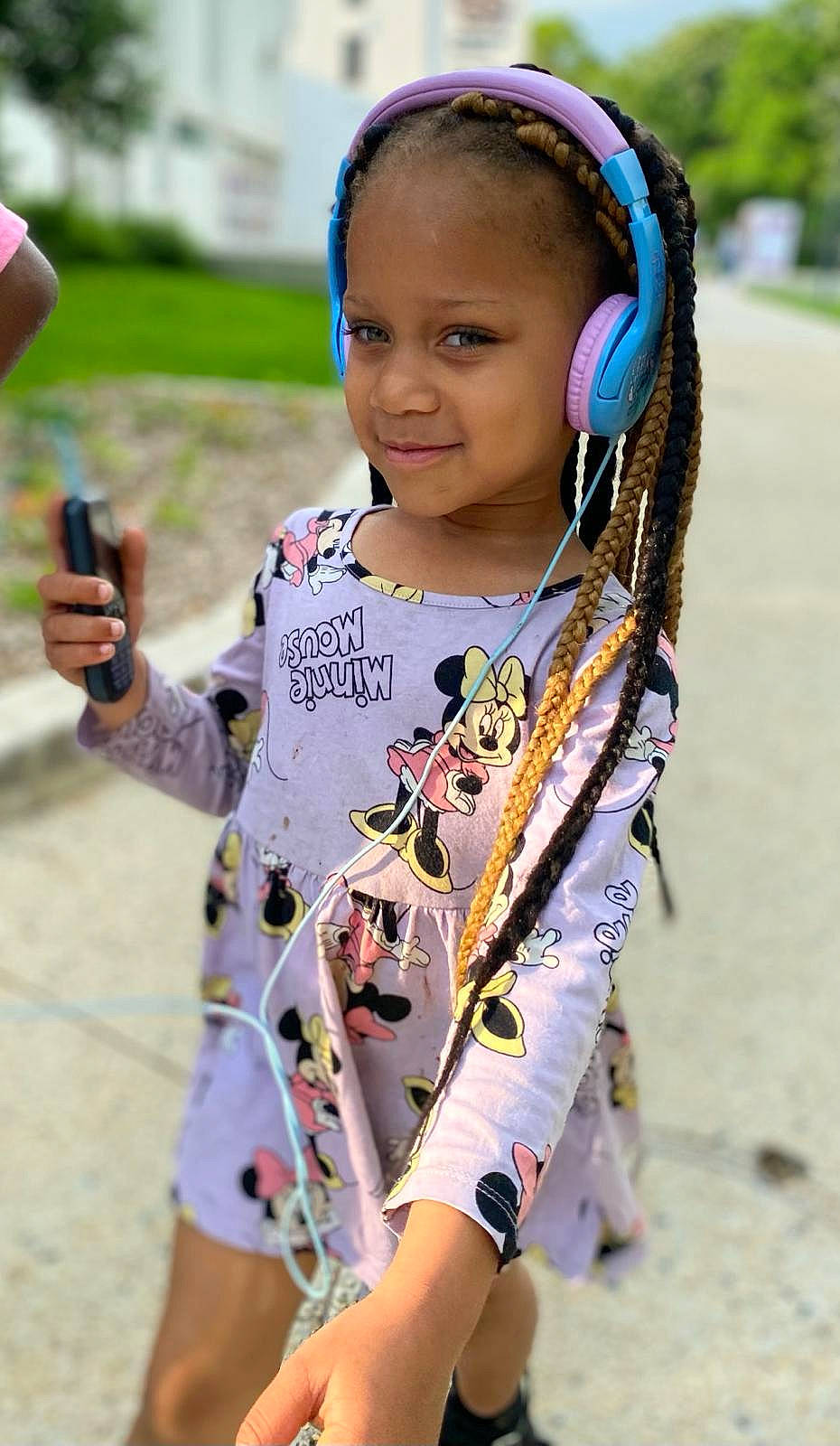 Shenseea a rejoint le concours — aidez-le/la à gagner de superbes lots ! audio_equipment, child, event, face, fun, grass, hairstyle, happy, jewellery, joy, leisure, mobile_phone, necklace, person, photograph, plant, recreation, sleeve, smile, t_shirt