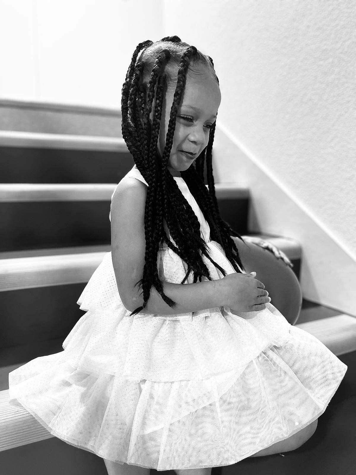 Shenseea a rejoint le concours — aidez-le/la à gagner de superbes lots ! arm, black_hair, bridal_accessory, bridal_clothing, bridal_veil, dress, eyelash, fashion_design, feather, finger, flash_photography, gown, happy, headpiece, jewellery, necklace, person, shoulder, smile, style