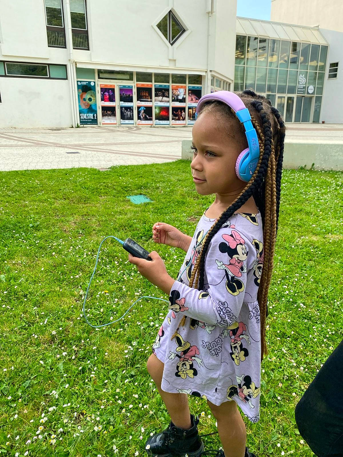 Shenseea a rejoint le concours — aidez-le/la à gagner de superbes lots ! audio_equipment, bag, child, fashion_accessory, fun, garden, grass, grass_family, grassland, happy, lawn, leisure, luggage_and_bags, magenta, pattern, people_in_nature, person, plant, recreation, toddler