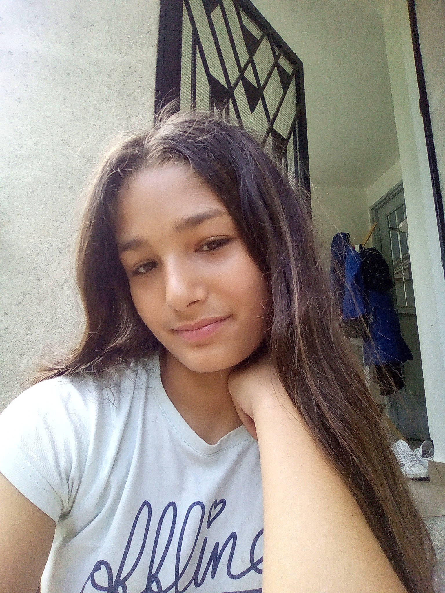 Acelya participe au concours pour gagner de l'argent avec cette photo : chin, eyebrow, eyelash, face, fashion, flash_photography, forehead, hair, hairstyle, head, jaw, joint, joy, lip, muscle, neck, person, shoulder, skin, sleeve