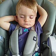 Mylann a rejoint le concours — aidez-le/la à gagner de superbes lots ! baby, blond_hair, car_seat, child, closed_eyes, comfort, cute, indoors, peaceful, portrait, purple_shirt, relaxed, resting, safety_harness, seat, seatbelt, sleeping, small_person, toddler, young_child