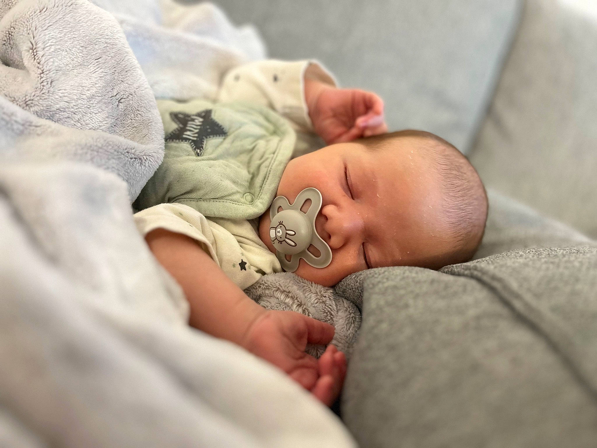 Aaron participe au concours pour gagner de l'argent avec cette photo : baby, baby_products, baby_toddler_clothing, bedtime, child, comfort, grass, hat, linens, nap, person, portrait_photography, skin, sleep, toddler